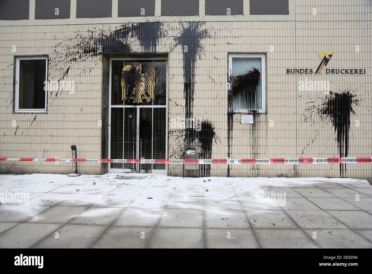 Blob di vernice e finestre rotte sul Bundesdruckerei, Government Printing Office, dopo i tumulti da radicali di sinistra durante una Foto Stock