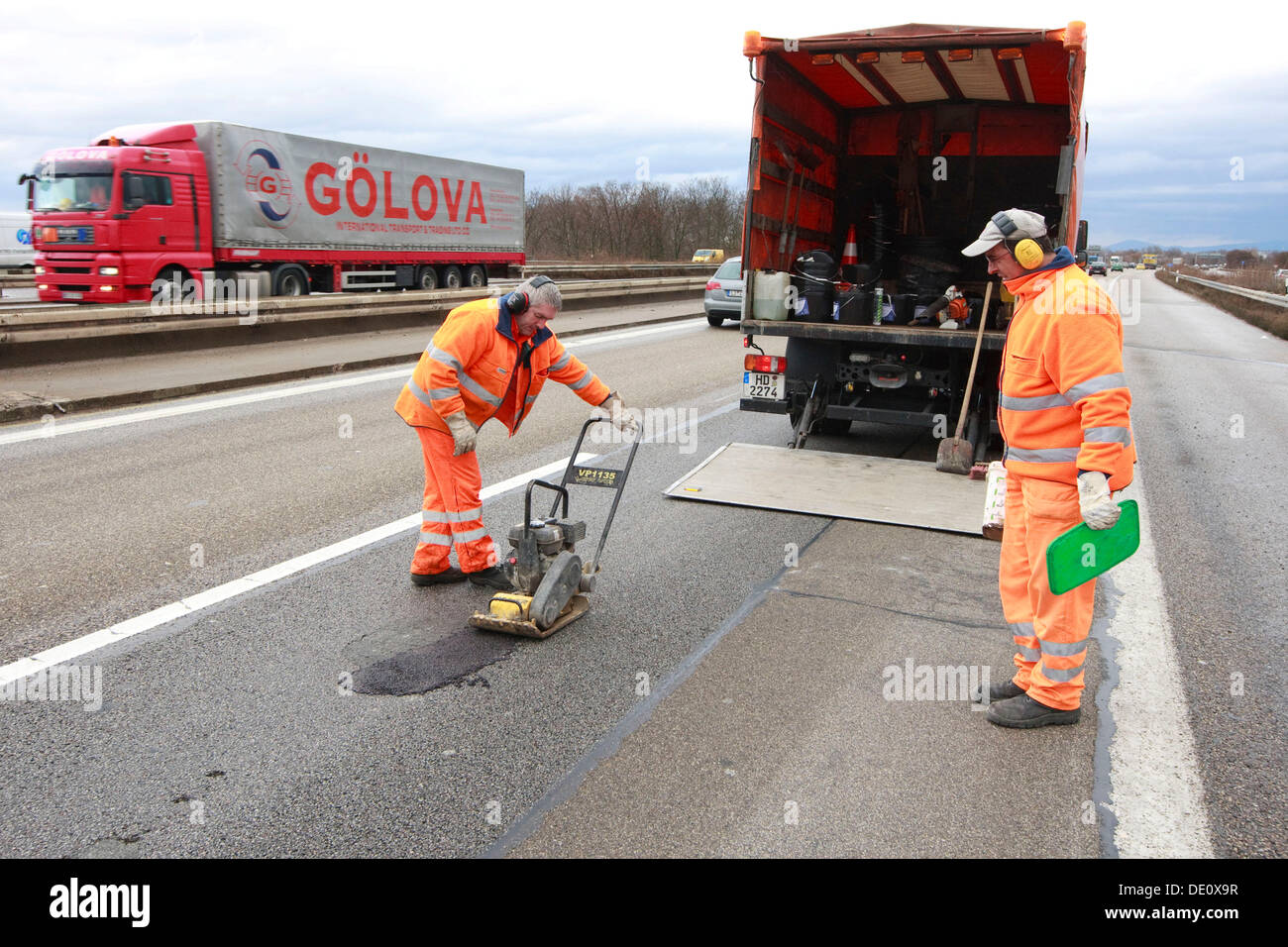 Lavoratori strada facendo riabilitazione dopo la brina sulla autostrada A5 nei pressi di Heidelberg, BADEN-WUERTTEMBERG Foto Stock