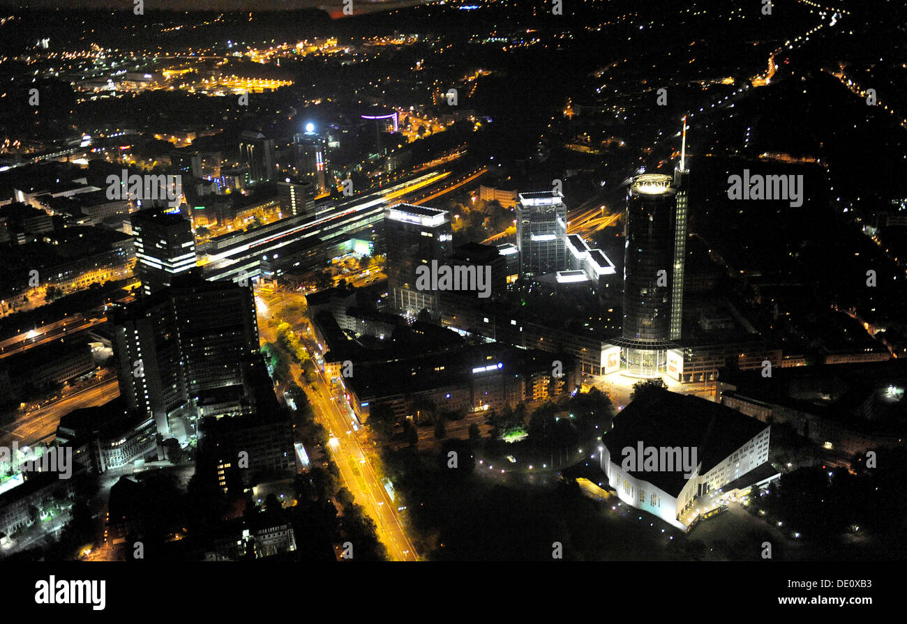 Foto aerea, RWE Tower azienda Evonik City South, Aalto Theatre, la stazione ferroviaria centrale di Essen Ruhr Extraschicht 2009 volo notturno Foto Stock
