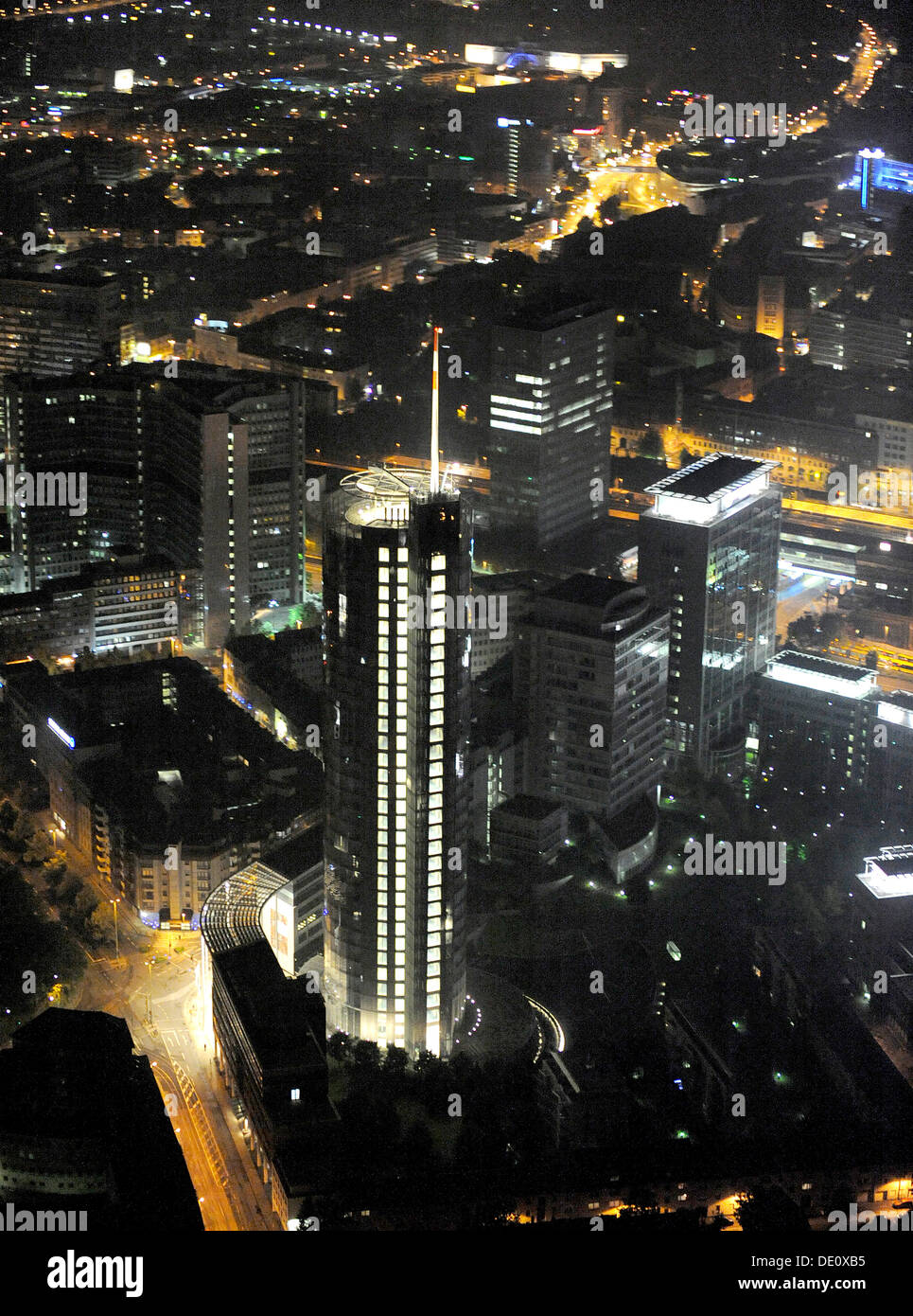 Foto aerea, RWE Turm azienda Evonik City Sued grattacielo, Extraschicht 2009 festival culturali, volo notturno, Essen, Ruhrgebiet area Foto Stock