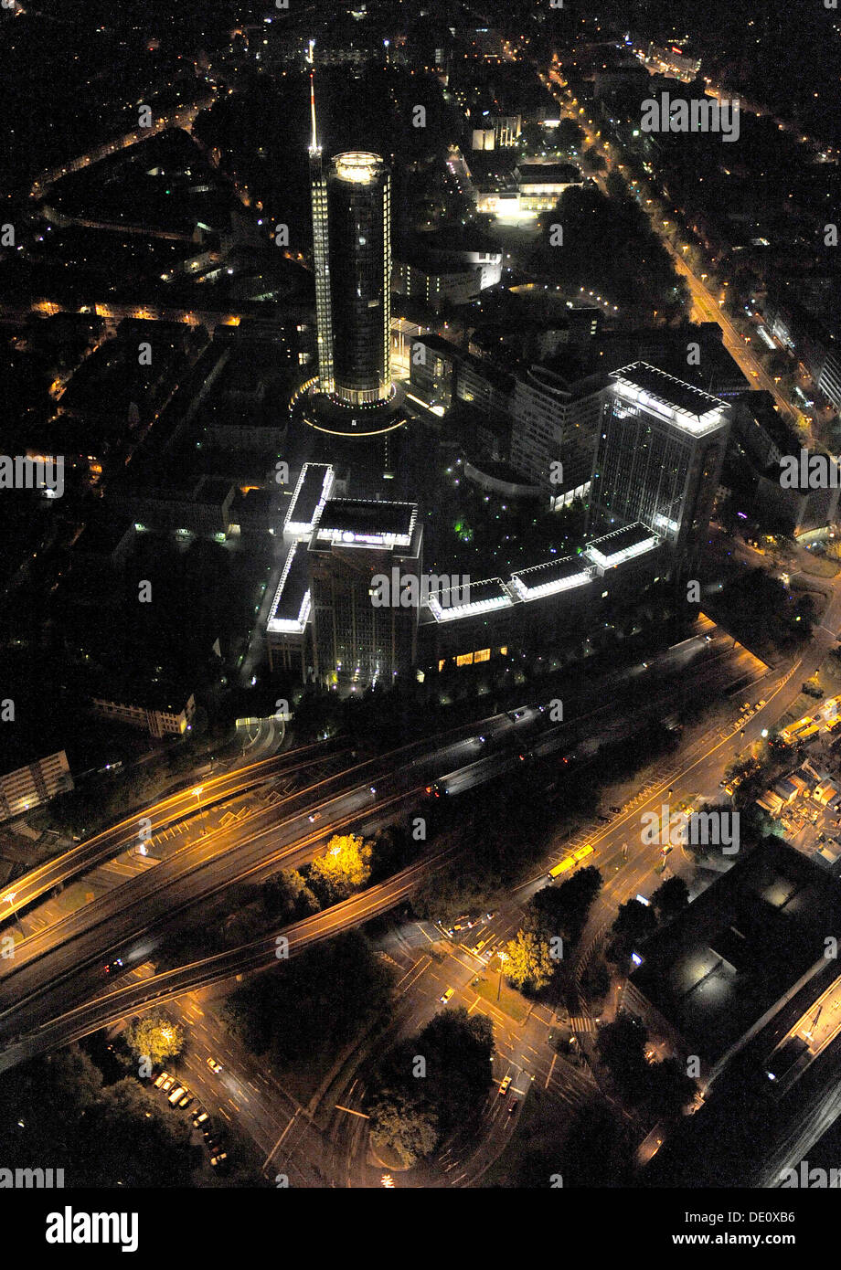 Foto aerea, RWE Turm azienda Evonik City Sued grattacielo, Extraschicht 2009 festival culturali, volo notturno, Essen, Ruhrgebiet area Foto Stock