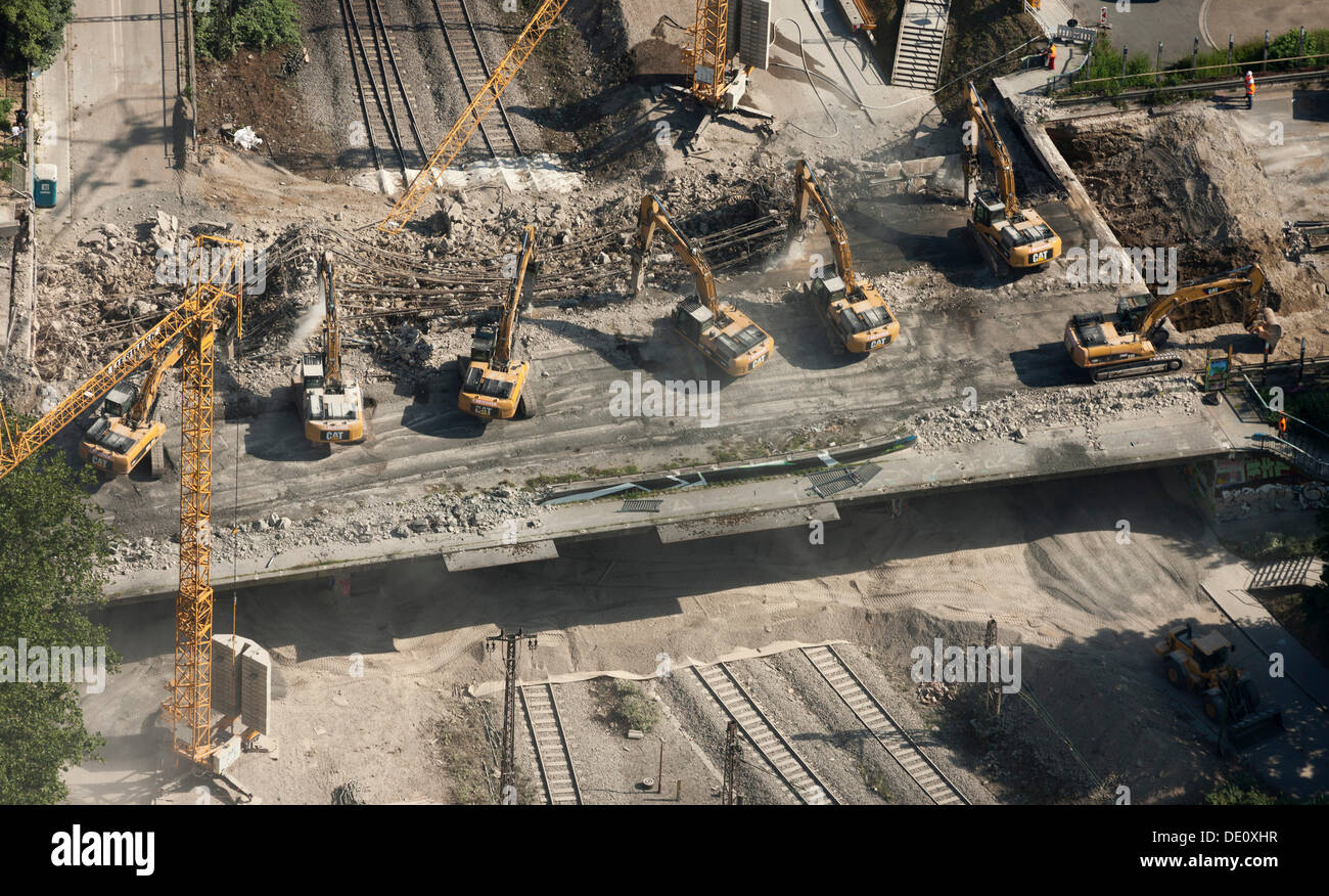 Vista aerea, 8 demolizione escavatori cingolati lavorando sulla demolizione dell'autostrada A40 bridge, Hohenburgstrasse street Foto Stock