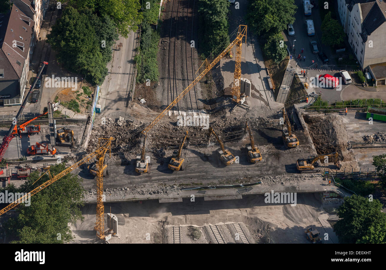 Vista aerea, 8 demolizione escavatori cingolati lavorando sulla demolizione dell'autostrada A40 bridge, Hohenburgstrasse street Foto Stock