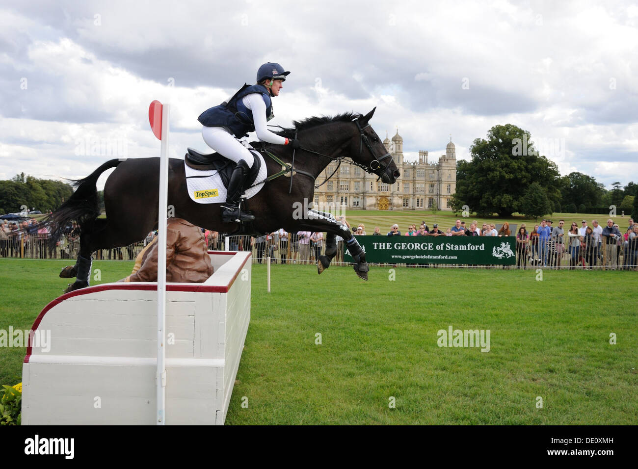 Nicola Wilson opposizione di equitazione Buzz durante il Cross Country fase al 2013 Land Rover Burghley Horse Trials, Stamford, Regno Unito. Foto Stock