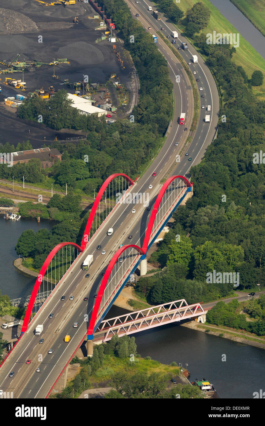 Vista aerea, autostrada A42 verso Bottrop, ponte di arco, ponte in acciaio, Reno-Herne Canal, piegatura autostrada, Essen, la zona della Ruhr Foto Stock