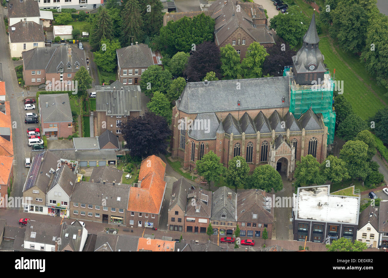 Vista aerea, chiesa di San Pietro e Paolo, Kranenburg, regione del Basso Reno, Renania settentrionale-Vestfalia Foto Stock