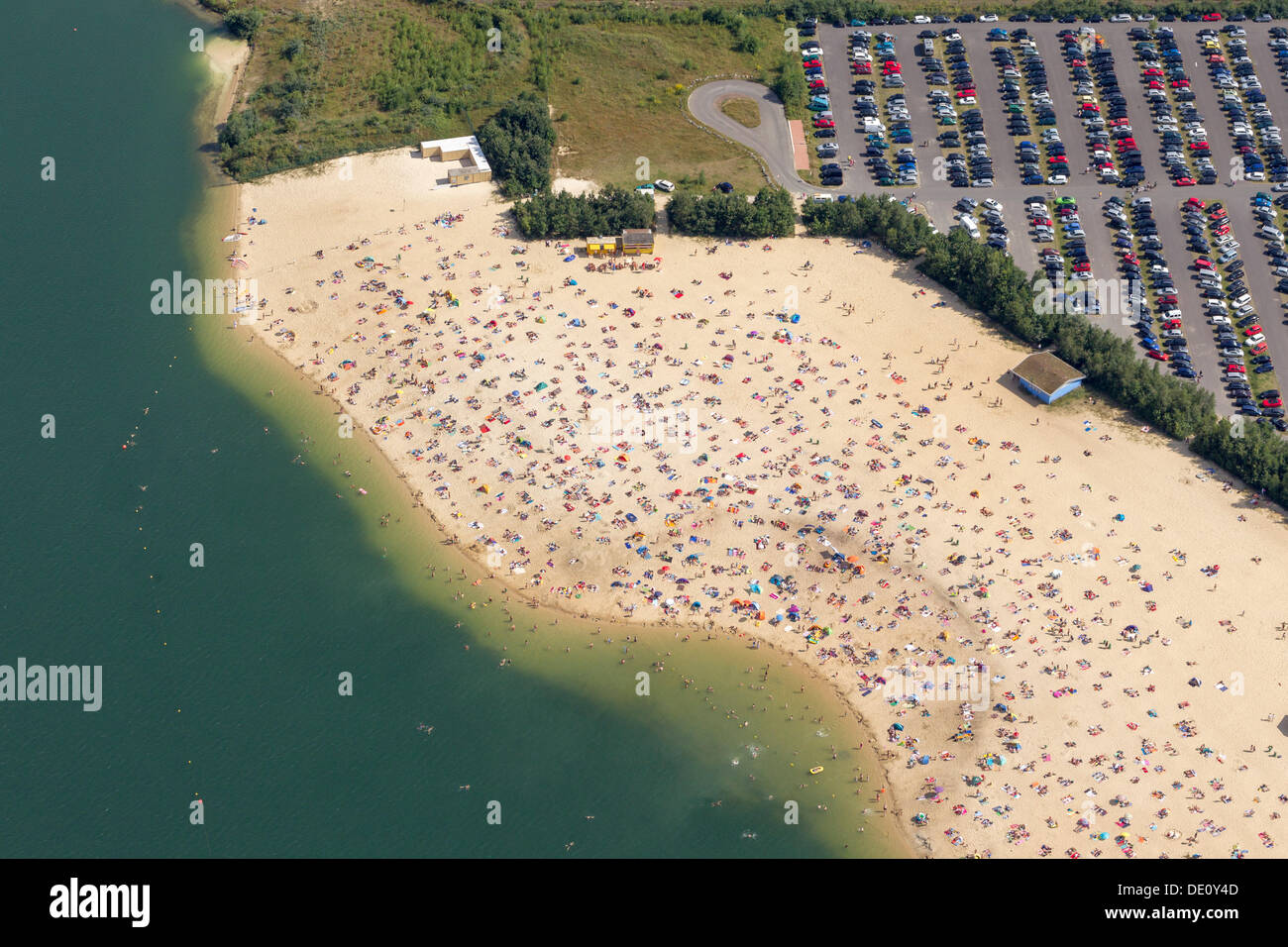 Vista aerea, una spiaggia di sabbia su un lago balneabile, Lago Silbersee vicino a Haltern, regione della Ruhr, Renania settentrionale-Vestfalia Foto Stock