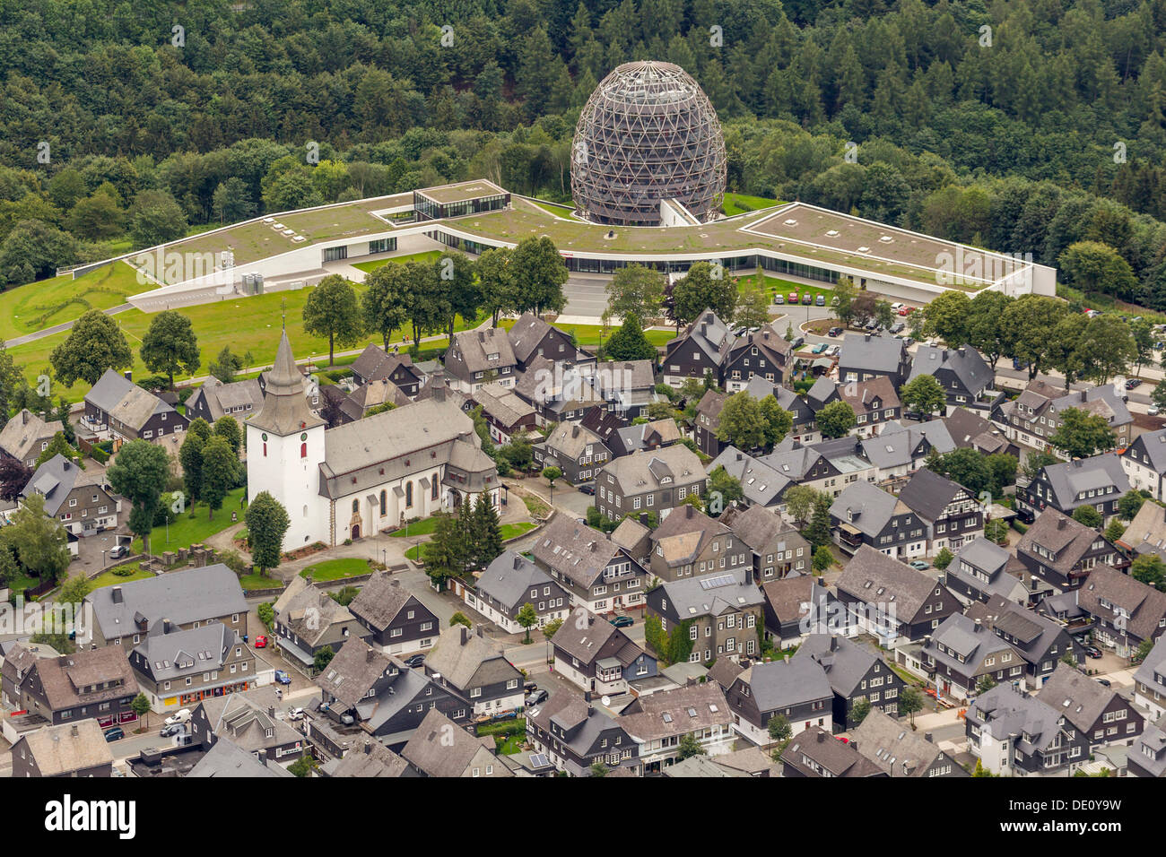 Vista aerea, in centro storico, centro citta', la Chiesa Parrocchiale di San Jakobus, Winterberg, regione di Sauerland, Renania settentrionale-Vestfalia Foto Stock