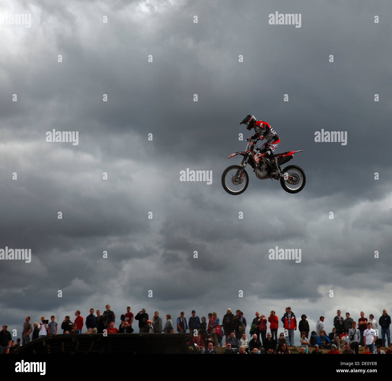 Freestyle Motocross FMX o stunt bike nell'aria. Foto Stock