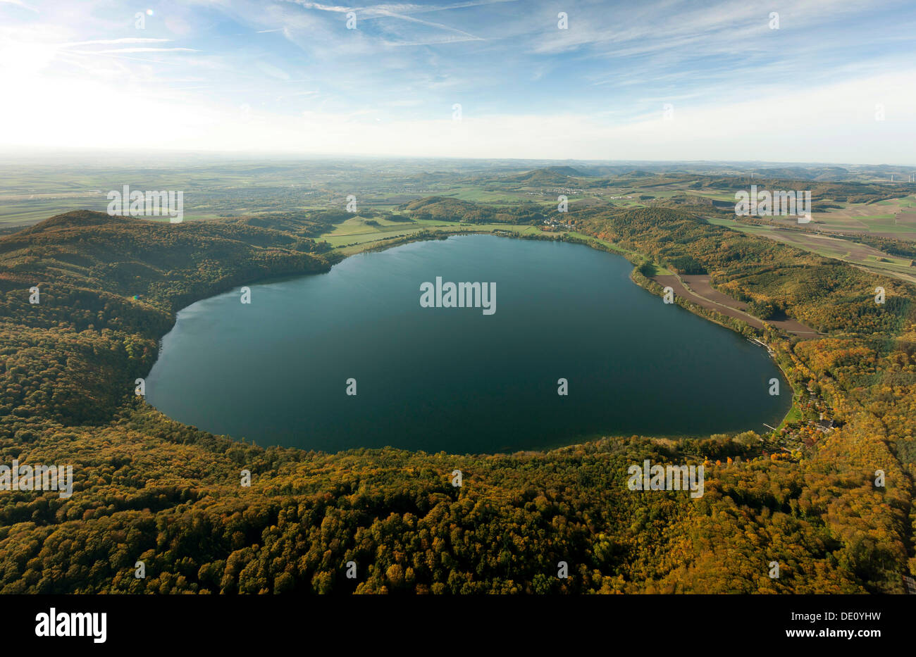 Vista aerea, Laach Lago, maar, in autunno, Nickenich, Eifel, Renania-Palatinato Foto Stock