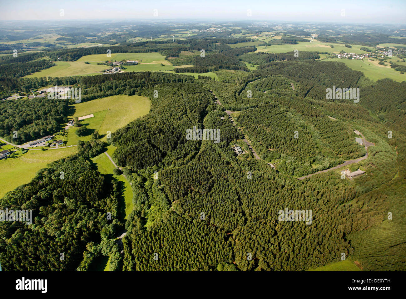 Vista aerea, ex caserma, il sito proposto per un istituto forense, Reichshof, Oberbergisches Land regione Foto Stock