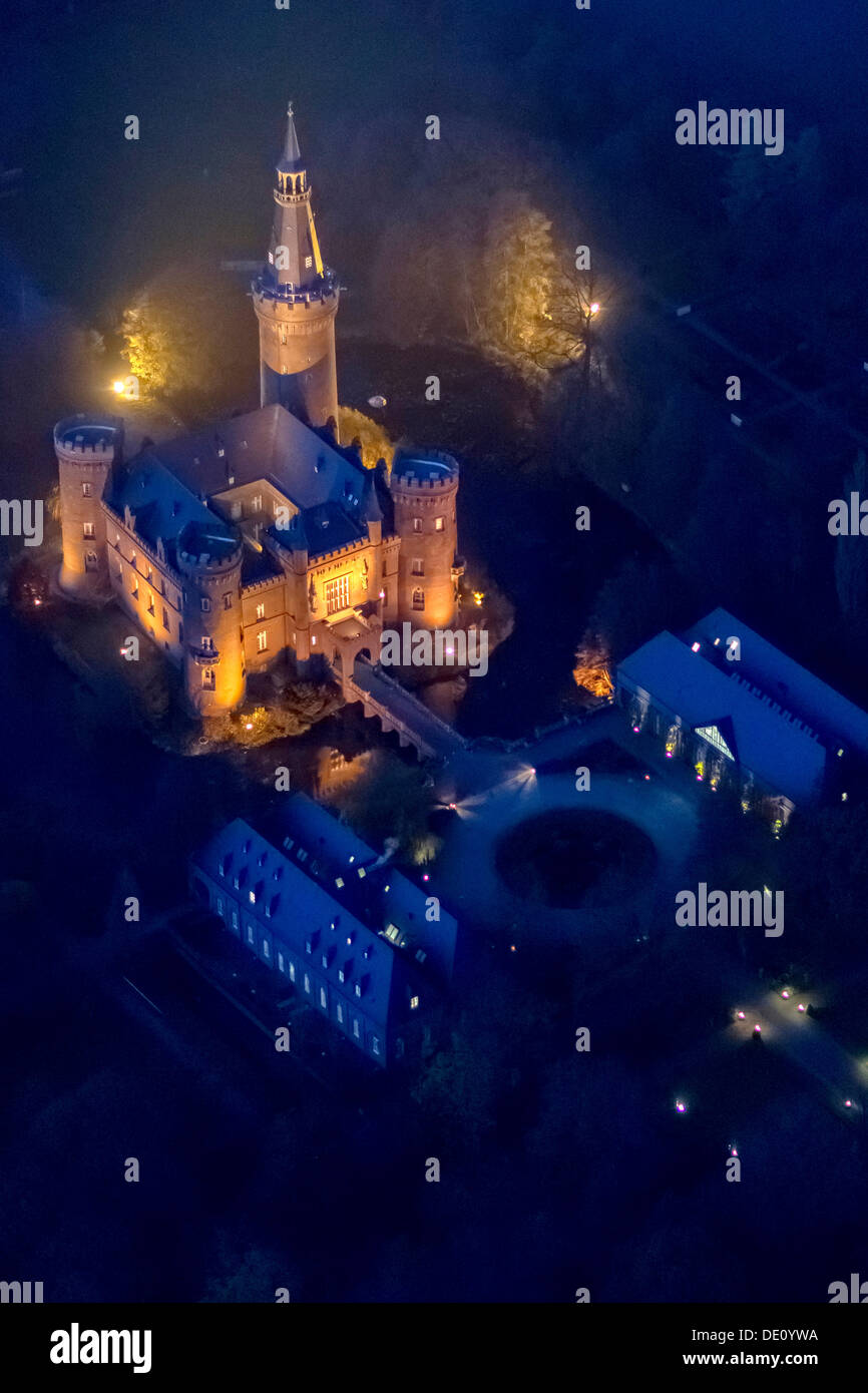 Vista aerea di Moyland moated castle, neo-gotico, night shot, Bedburg-Hau, Renania settentrionale-Vestfalia Foto Stock