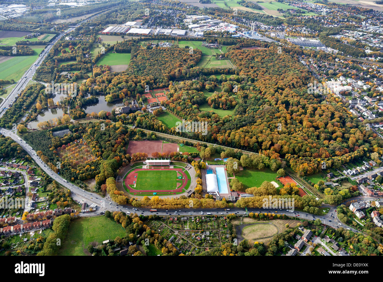 Vista aerea, foresta urbana e Schloss Wittringen Giardini di Castello, Gladbeck, la zona della Ruhr, Renania settentrionale-Vestfalia Foto Stock