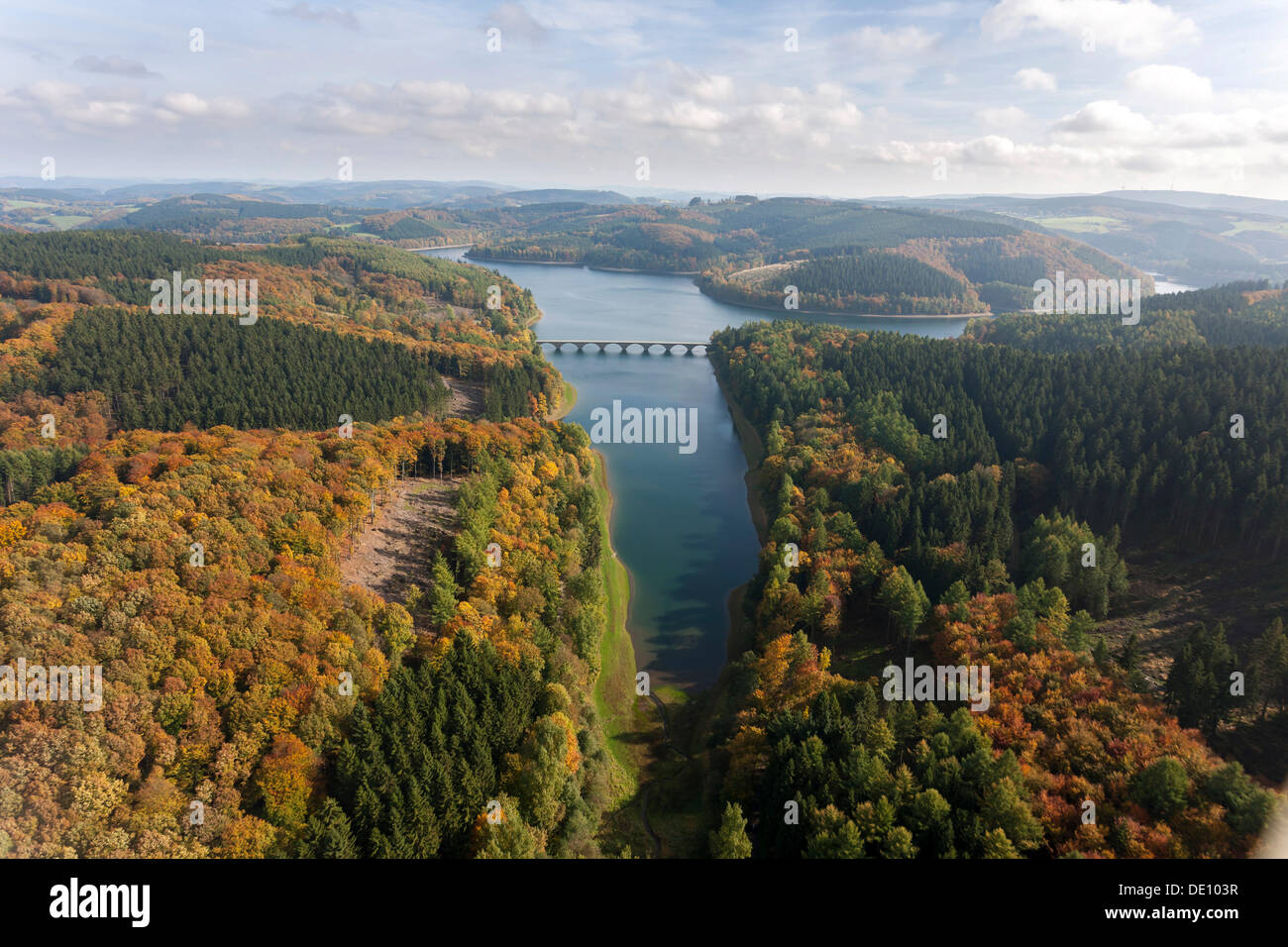 Vista aerea, versetto serbatoio in autunno, Luedenscheid, Sauerland, Renania settentrionale-Vestfalia Foto Stock