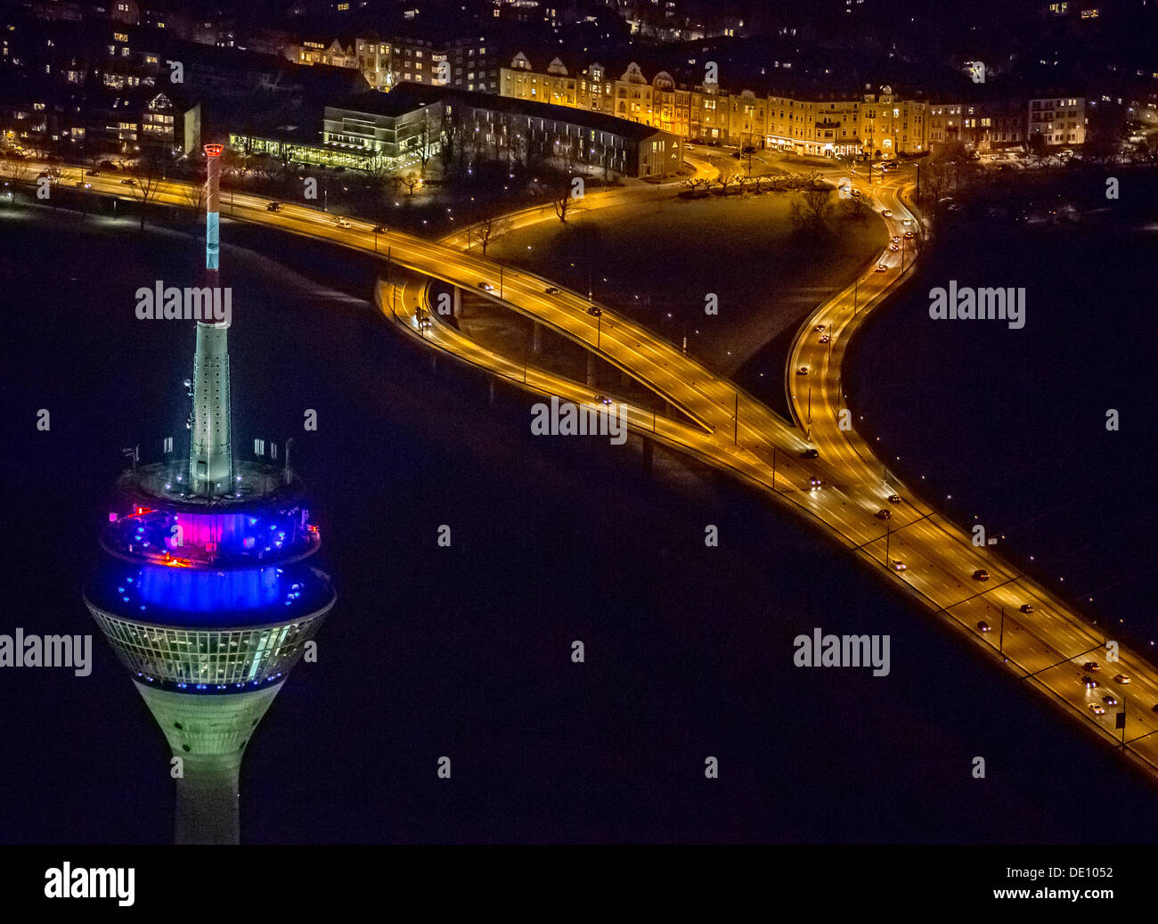 Vista aerea, la torre della TV e la riva sinistra del fiume Reno, Oberkassel, scena notturna, Duesseldorf, Renania Foto Stock