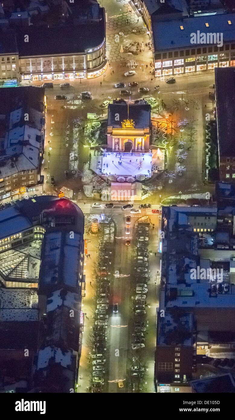Vista aerea, night shot, Berliner Tor gate con con la pista di pattinaggio su ghiaccio, Berliner-Tor-Platz Foto Stock
