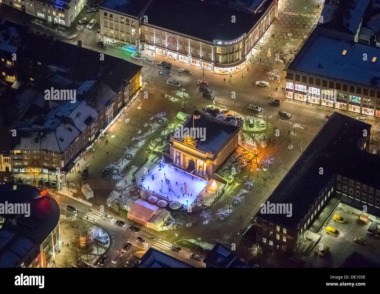 Vista aerea, night shot, Berliner Tor gate con con la pista di pattinaggio su ghiaccio, Berliner-Tor-Platz Foto Stock