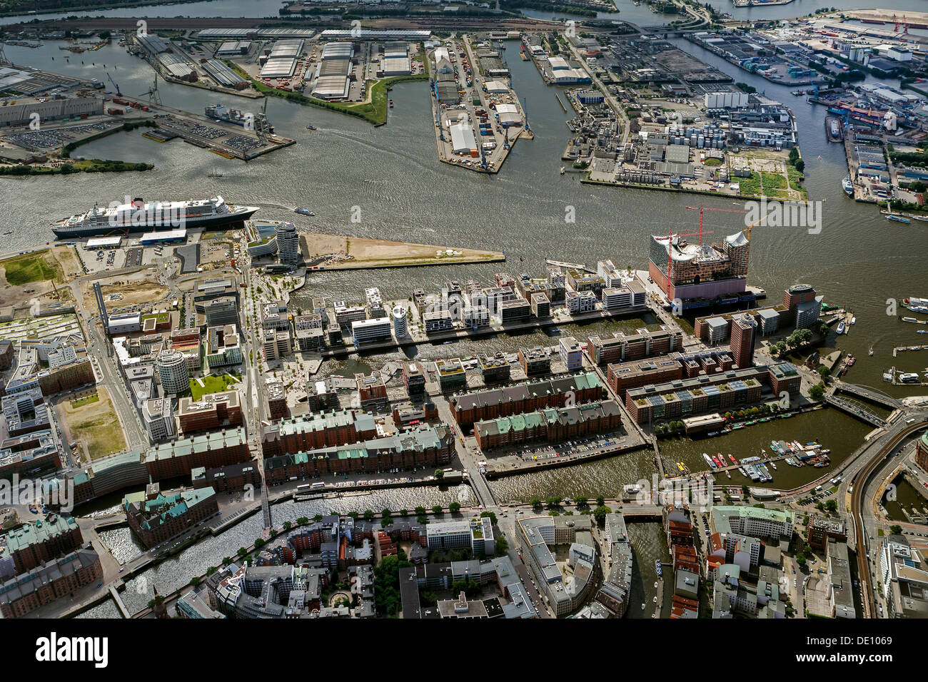 Vista aerea, warehouse district, HafenCity, Fiume Elba, Elbe Philharmonic Hall su Kaiserkai Foto Stock