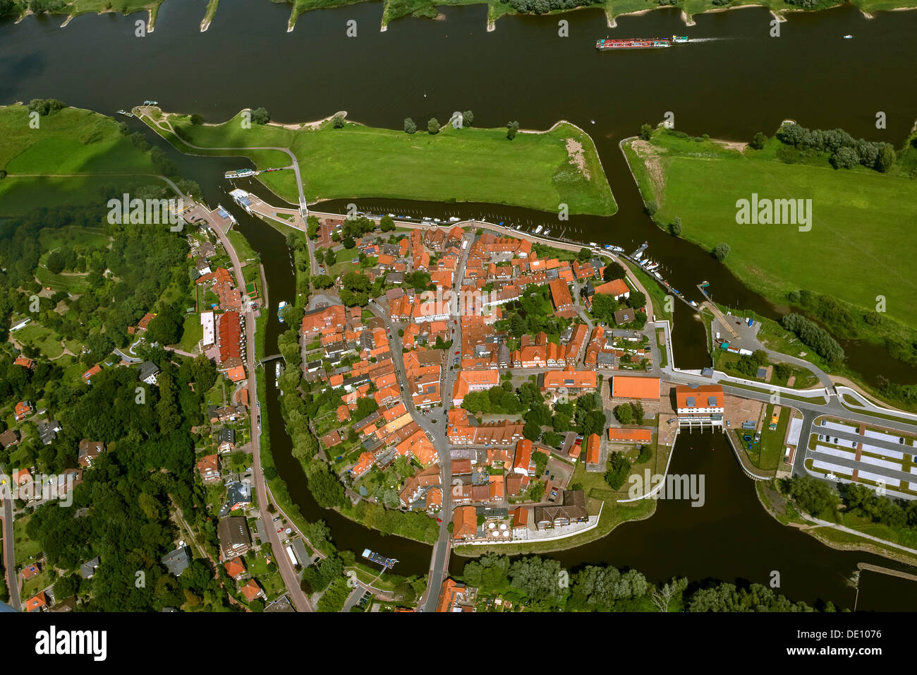 Vista aerea, la città vecchia di Hitzacker con torrenti tributari Jeetzel e Altjeetzel, Fiume Elba Foto Stock