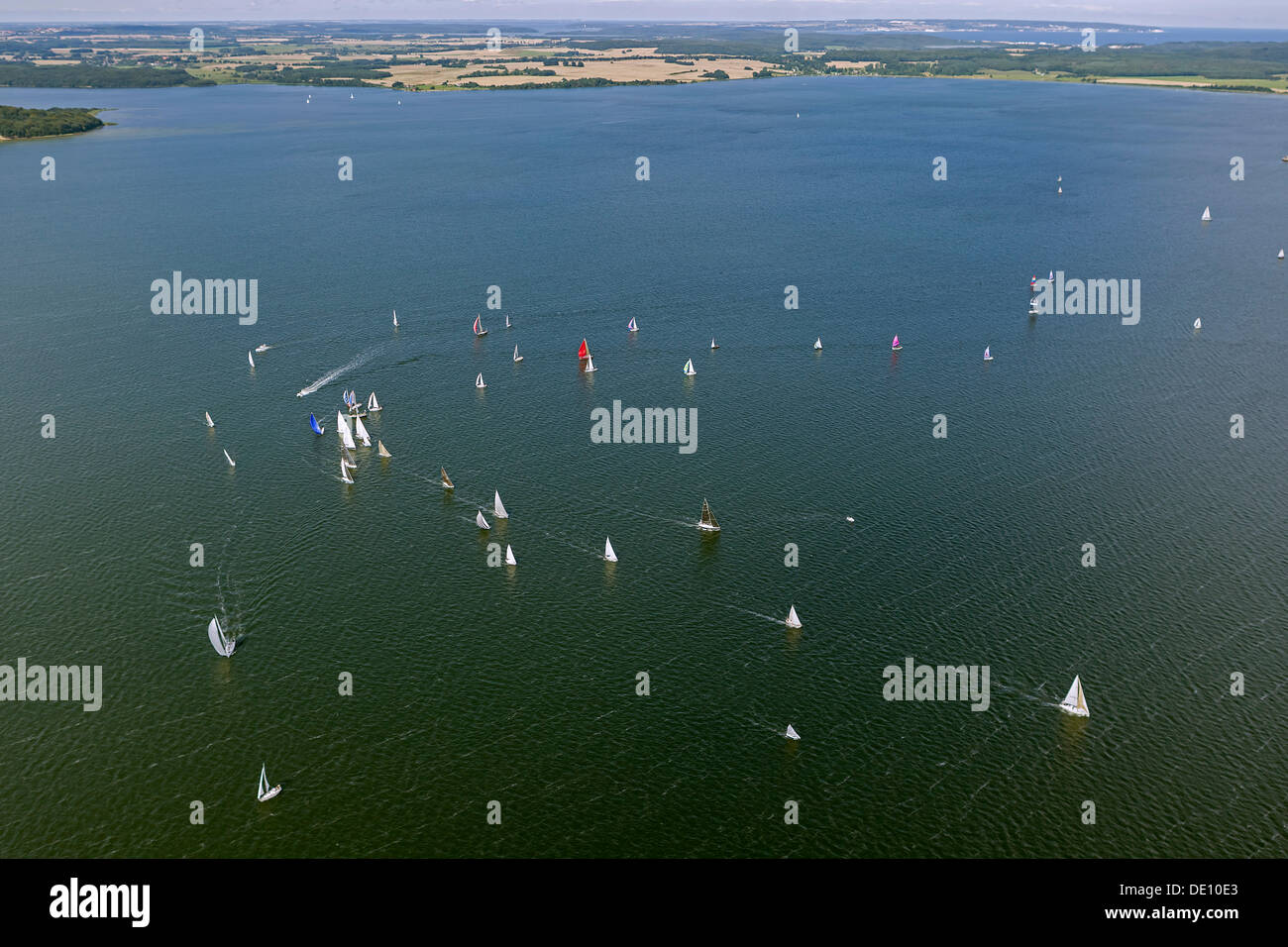 Vista aerea, regata a vela nella Baia di Greifswald o Greifswalder Bodden, barche a vela, tornitura, Middelhagen fuori dell'isola di Foto Stock