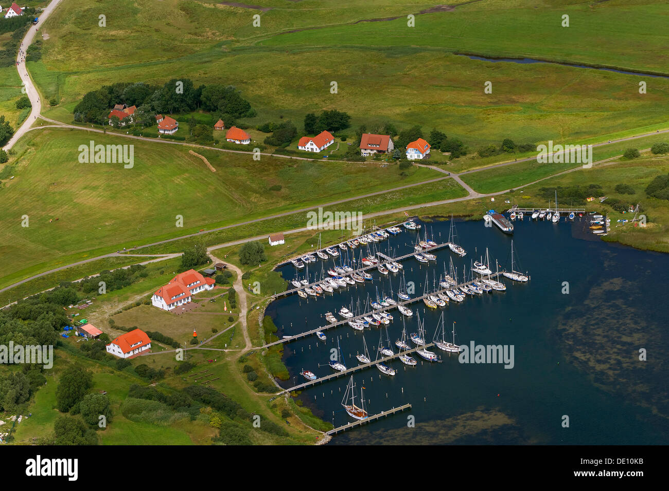 Vista aerea, barche a vela, vela porto, Hiddensee Isola Foto Stock