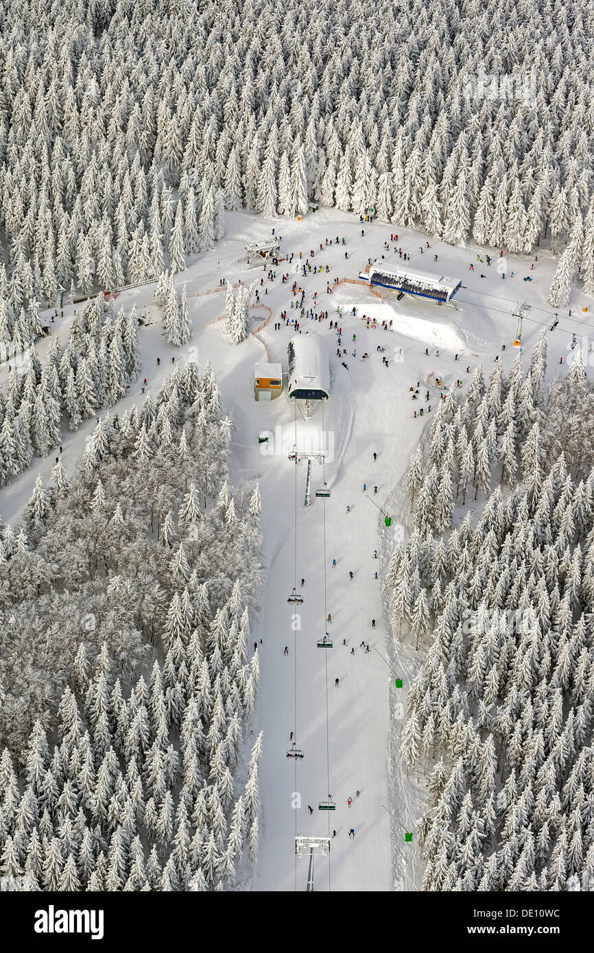 Vista aerea, stazione a monte degli impianti di risalita in inverno Foto Stock