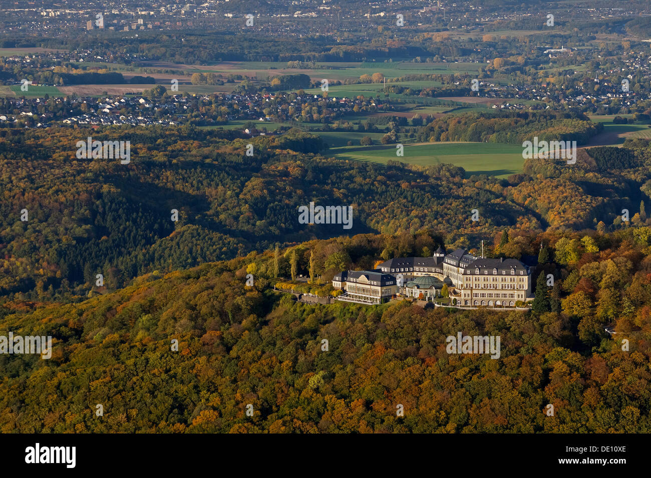 Vista aerea, Petersberg montagna con la Federal Guest House, autunno, Siebenbirge Montagne Foto Stock