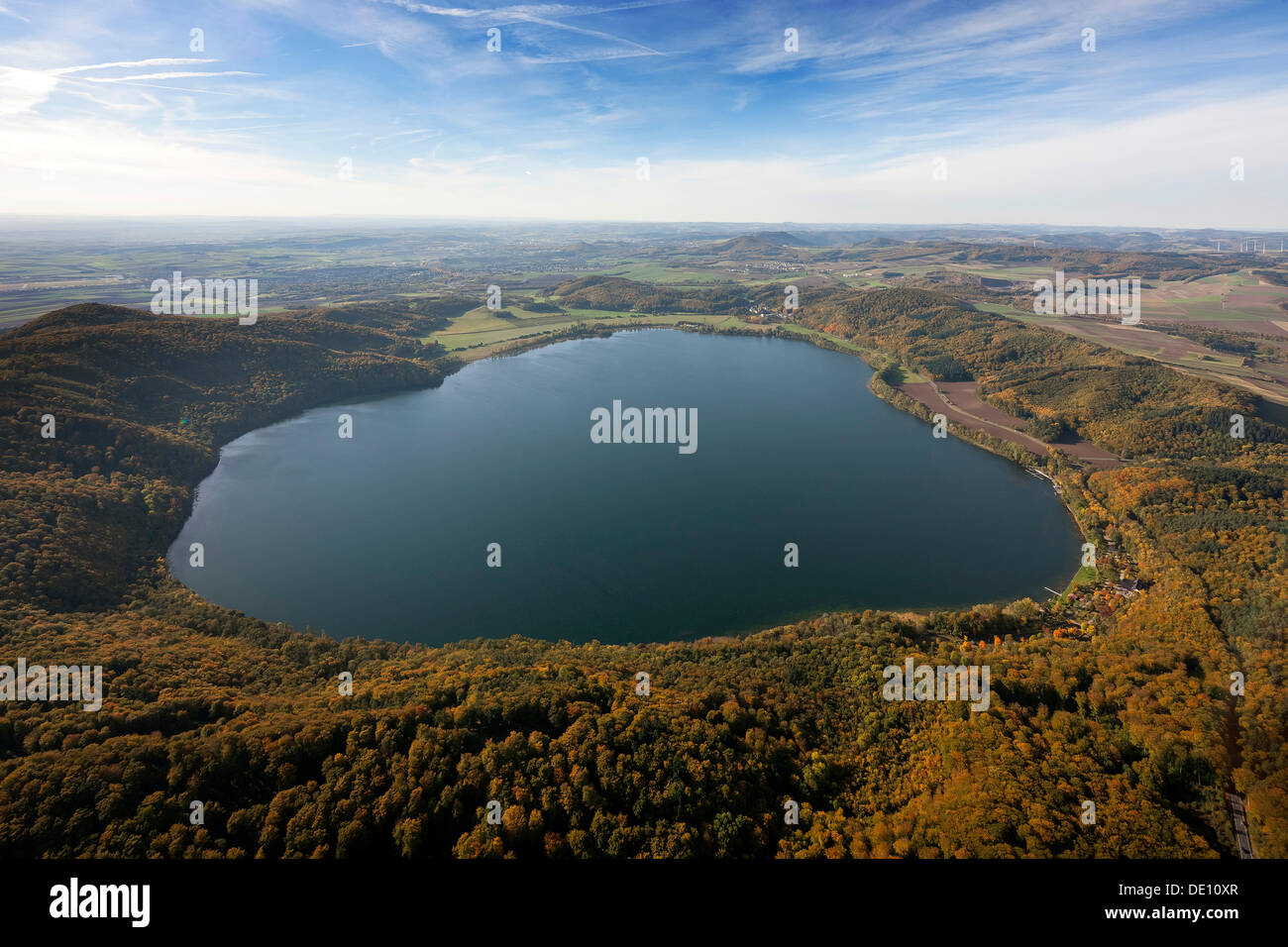 Vista aerea, Vulkanische Osteifel regione lago vulcanico, il cratere del lago, lago Laacher See Foto Stock