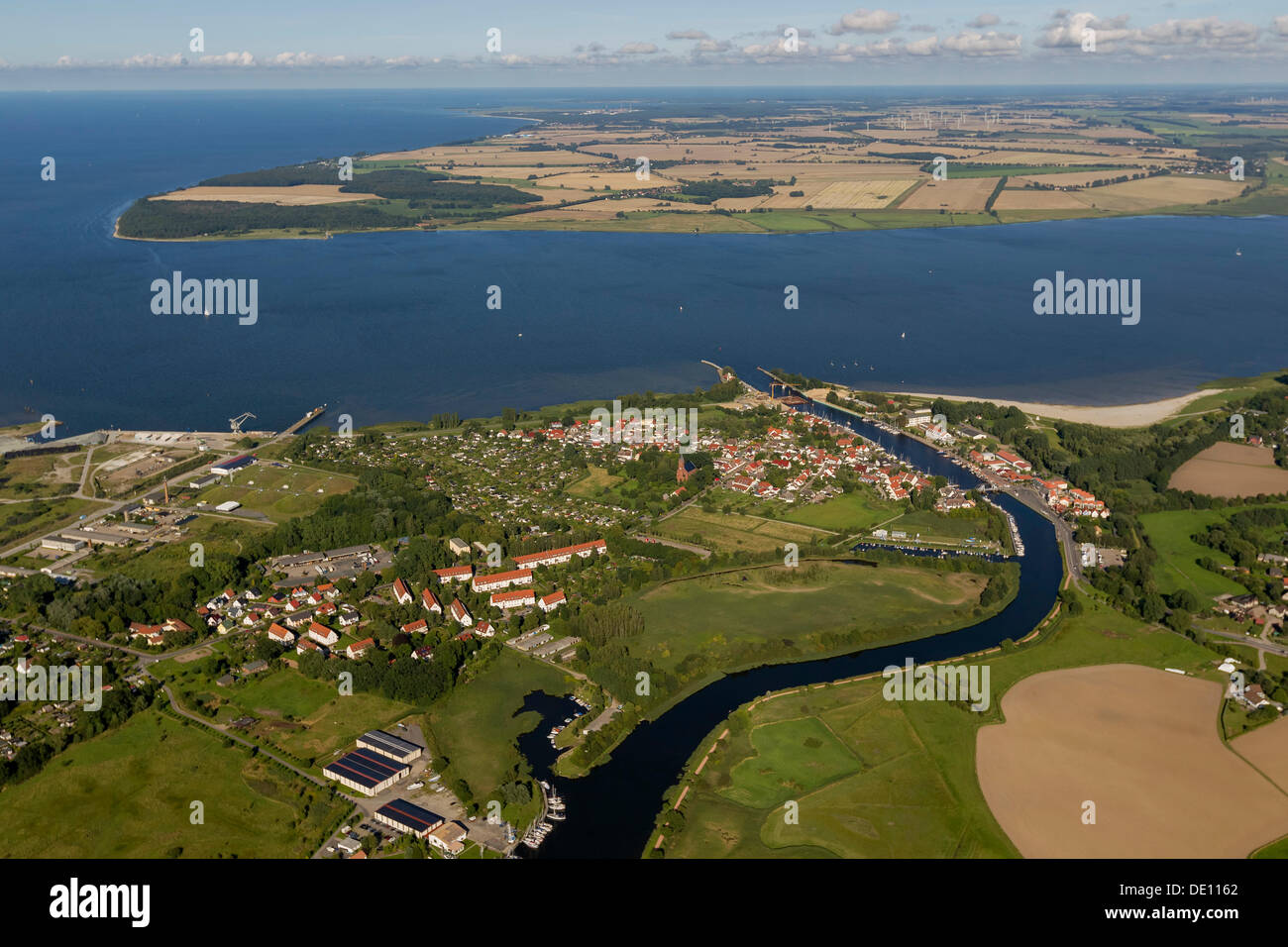 Vista aerea, fiume Peene a fluire nella baia di Greifswald Foto Stock