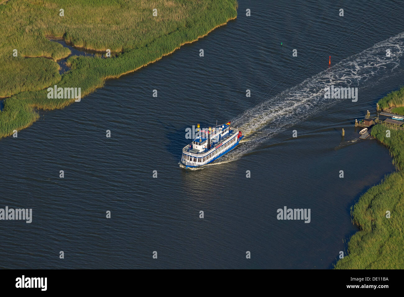 Vista aerea, Mississippi steamboat, riverboat vicino al traghetto Mueggenburg dock, Grosser Kirr Isola, Barther Bodden laguna Foto Stock