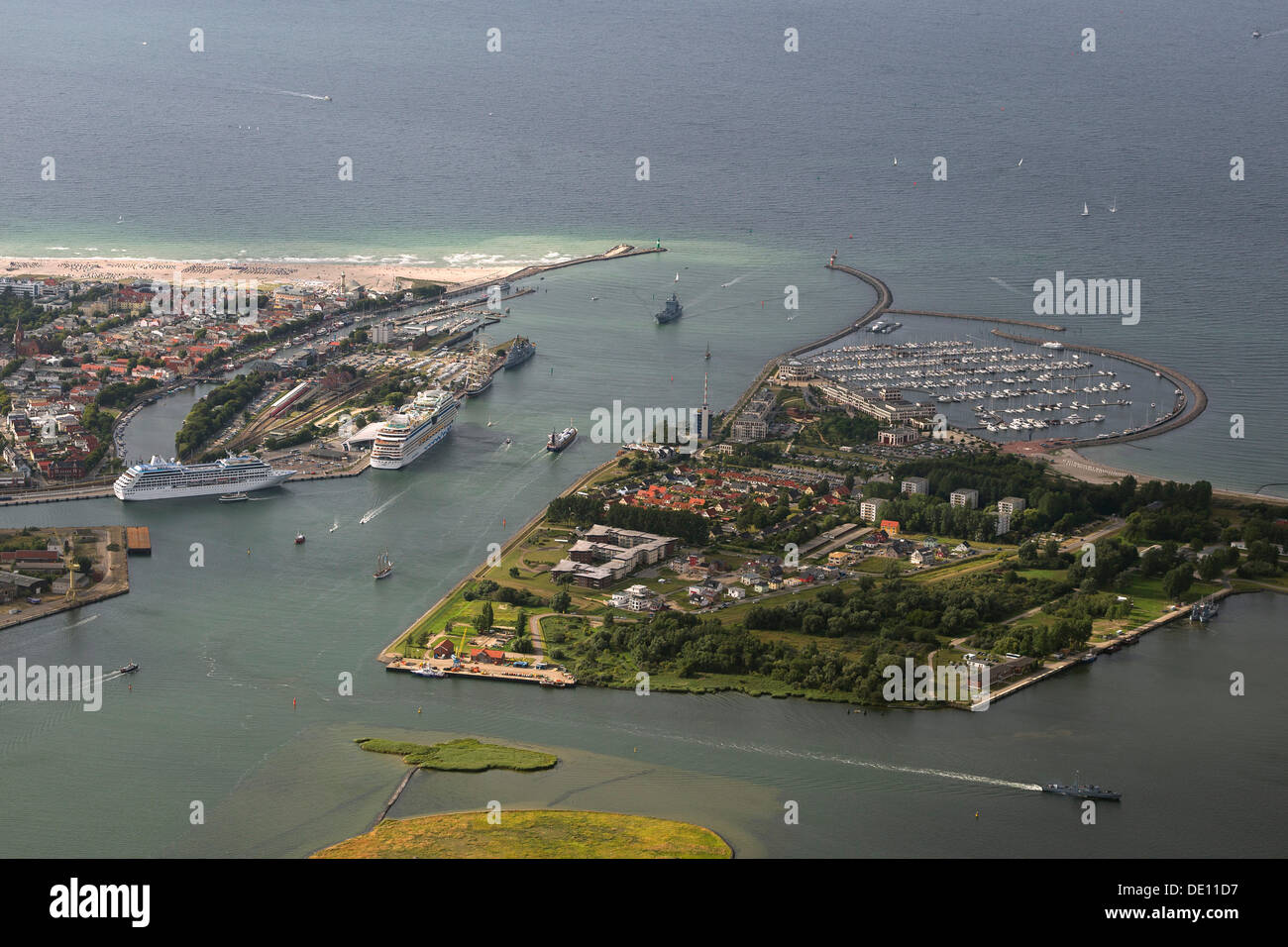 Vista aerea, Warnemuende nave da crociera docks, Am Passagierkai Quay, la bocca del fiume Warnow Foto Stock
