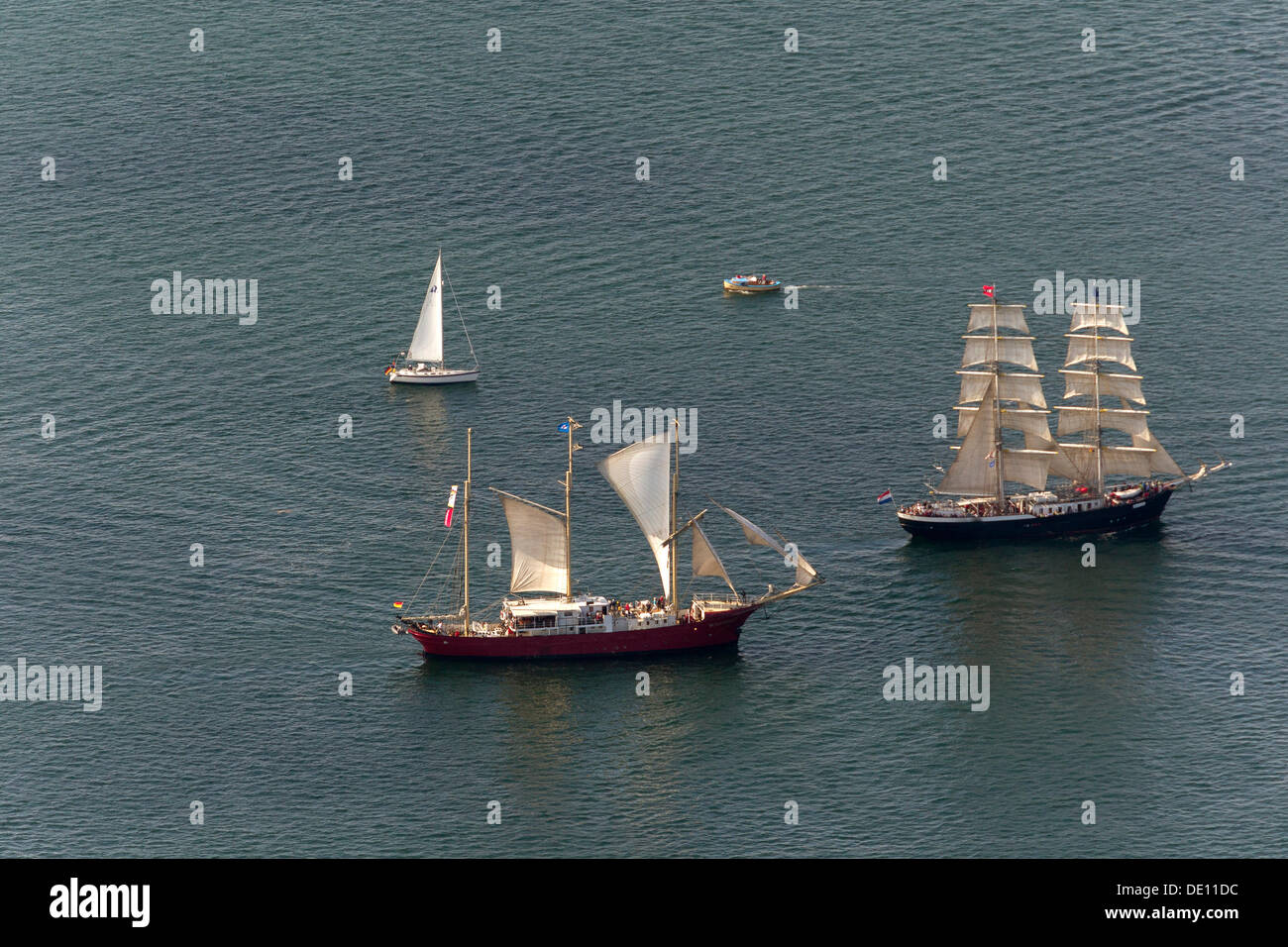 Vista aerea, barche a vela durante la Hanse Sail Rostock Foto Stock