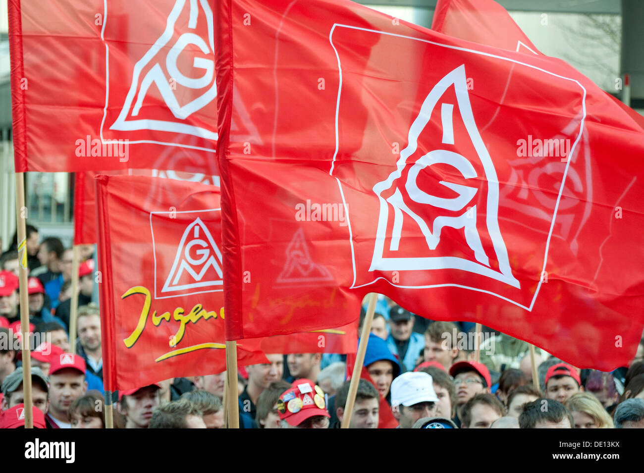 Bandiere, IG Metall, lavoratori unione, gioventù, 3, 000 lavoratori per protestare contro le politiche sociali del governo federale, IG Foto Stock