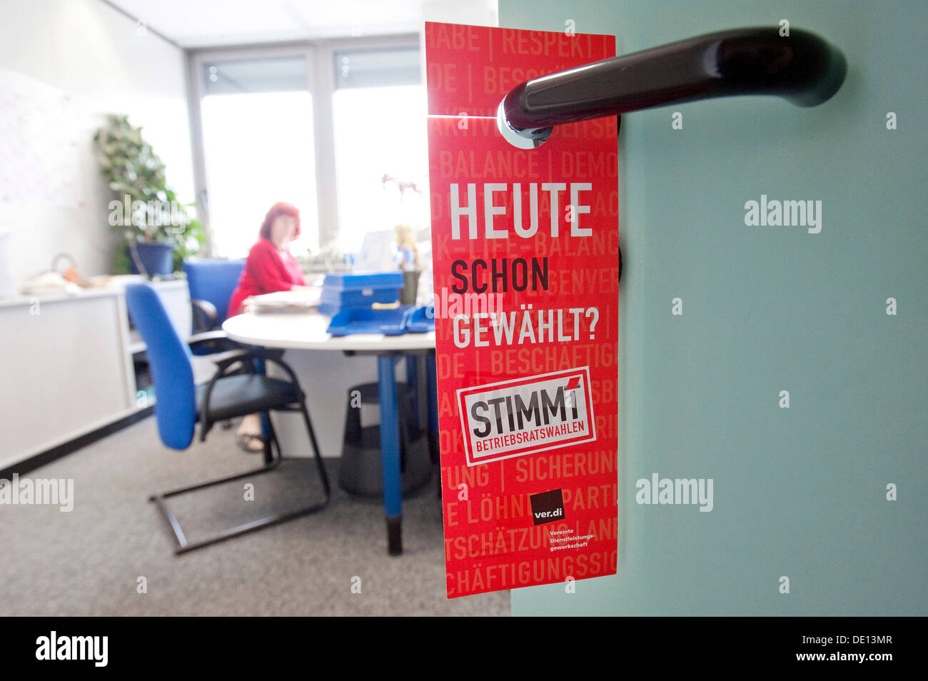 Segno "heute schon gewaehlt?" tedesco per "avete votato ancora oggi?", la pubblicità per i lavoratori alle elezioni del Consiglio su un Foto Stock