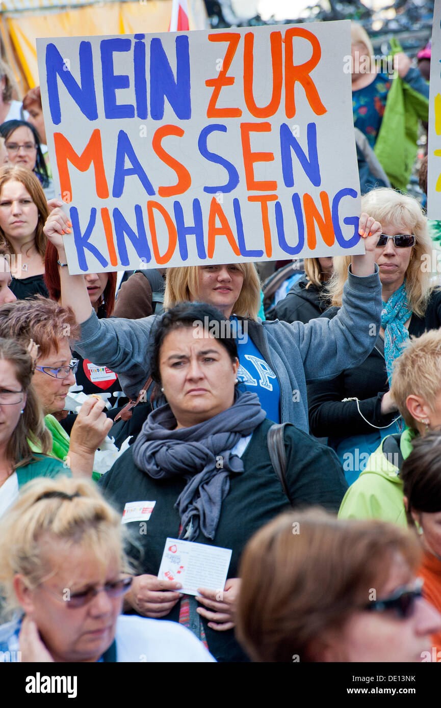 Poster "Nein zur Massenkindhaltung', tedesco per "no al bambino di massa atteggiamento", Associazione Regionale di volontariato nel benessere Foto Stock