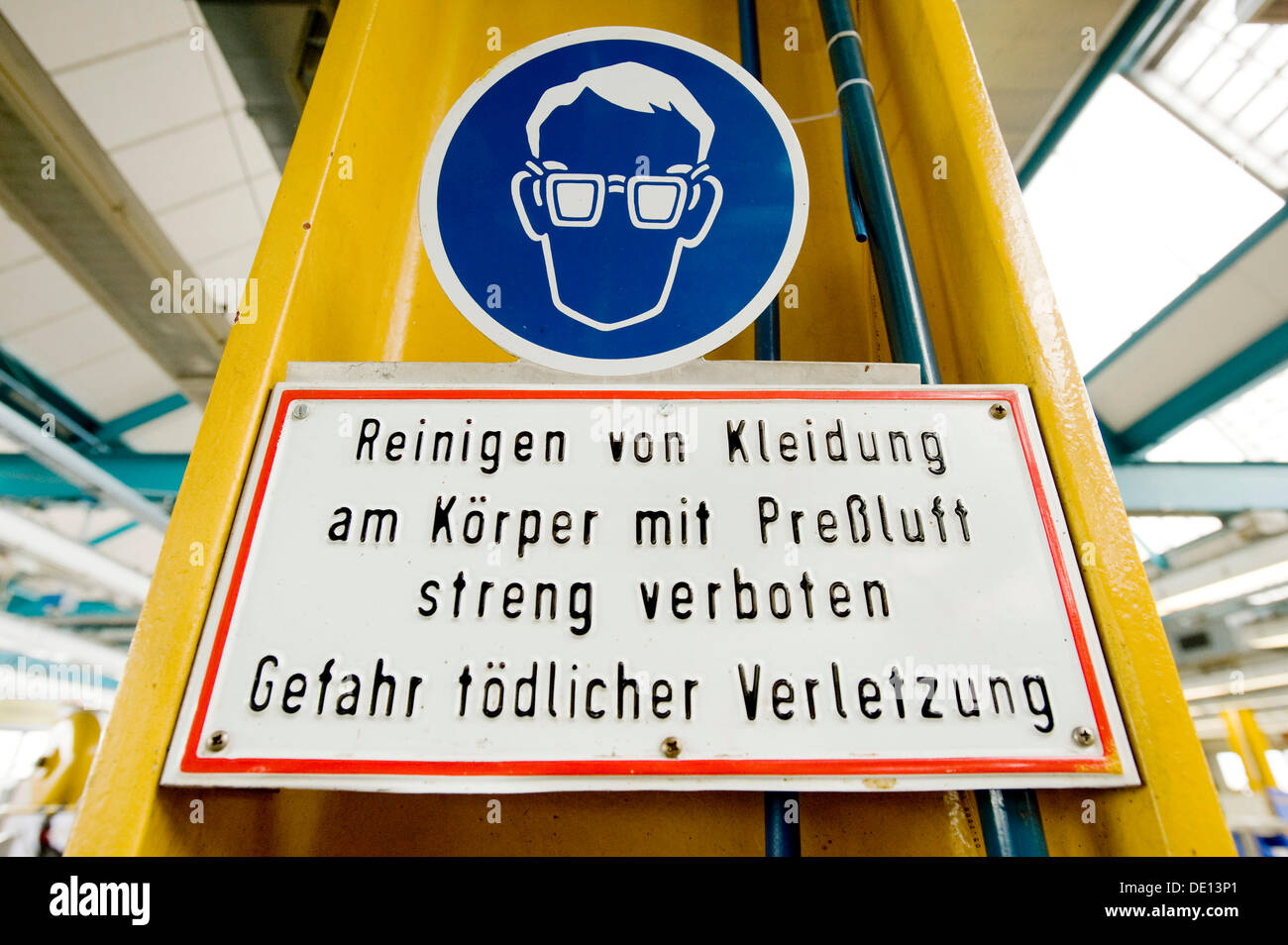 Protezione degli occhi segno, Reinigen von Kleidung am Koerper mit Pressluft streng verboten, Gefahr toedlicher Verletzung, Tedesco per Foto Stock