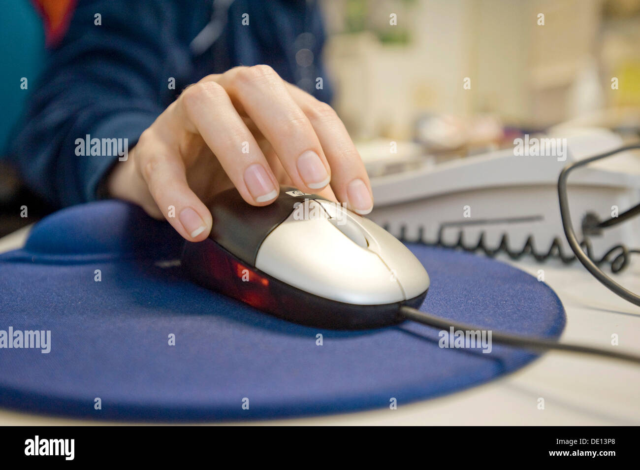 Mano sul mouse di un computer, Monaco di Baviera Ufficio fiscale II, agenzia di valutazione per i partenariati, Monaco di Baviera Foto Stock