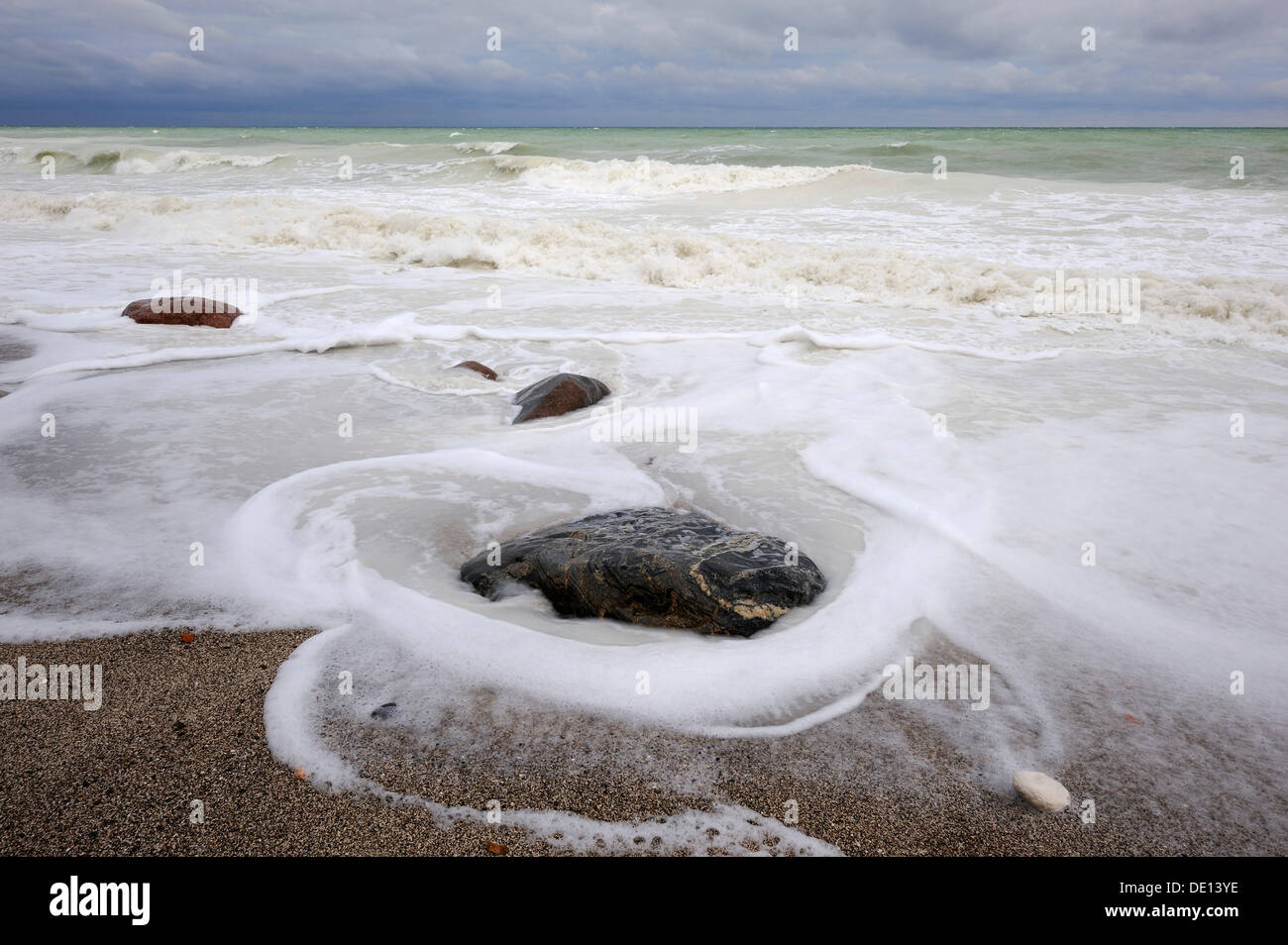 Rising lavaggio onde intorno a una pietra, tempeste, Mar Baltico, Moen Isola, Danimarca, Scandinavia, Europa Foto Stock