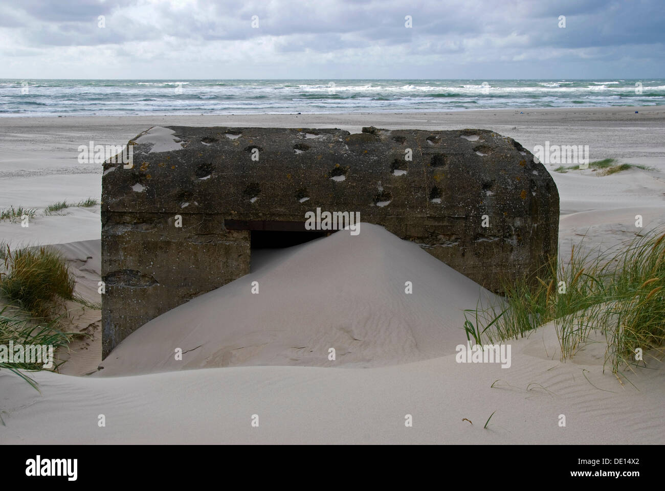 Vecchio bunker tedesco con fori di proiettile sulla spiaggia, Henne Strand, jutland occidentale, la Danimarca, Europa Foto Stock