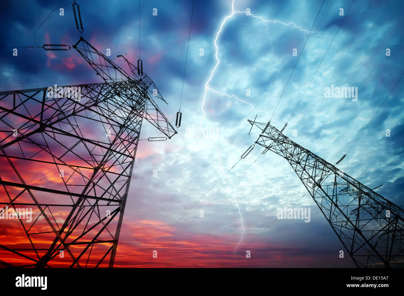 Immagine drammatica di alimentazione della stazione di distribuzione con il fulmine colpisce le torri di elettricità Foto Stock