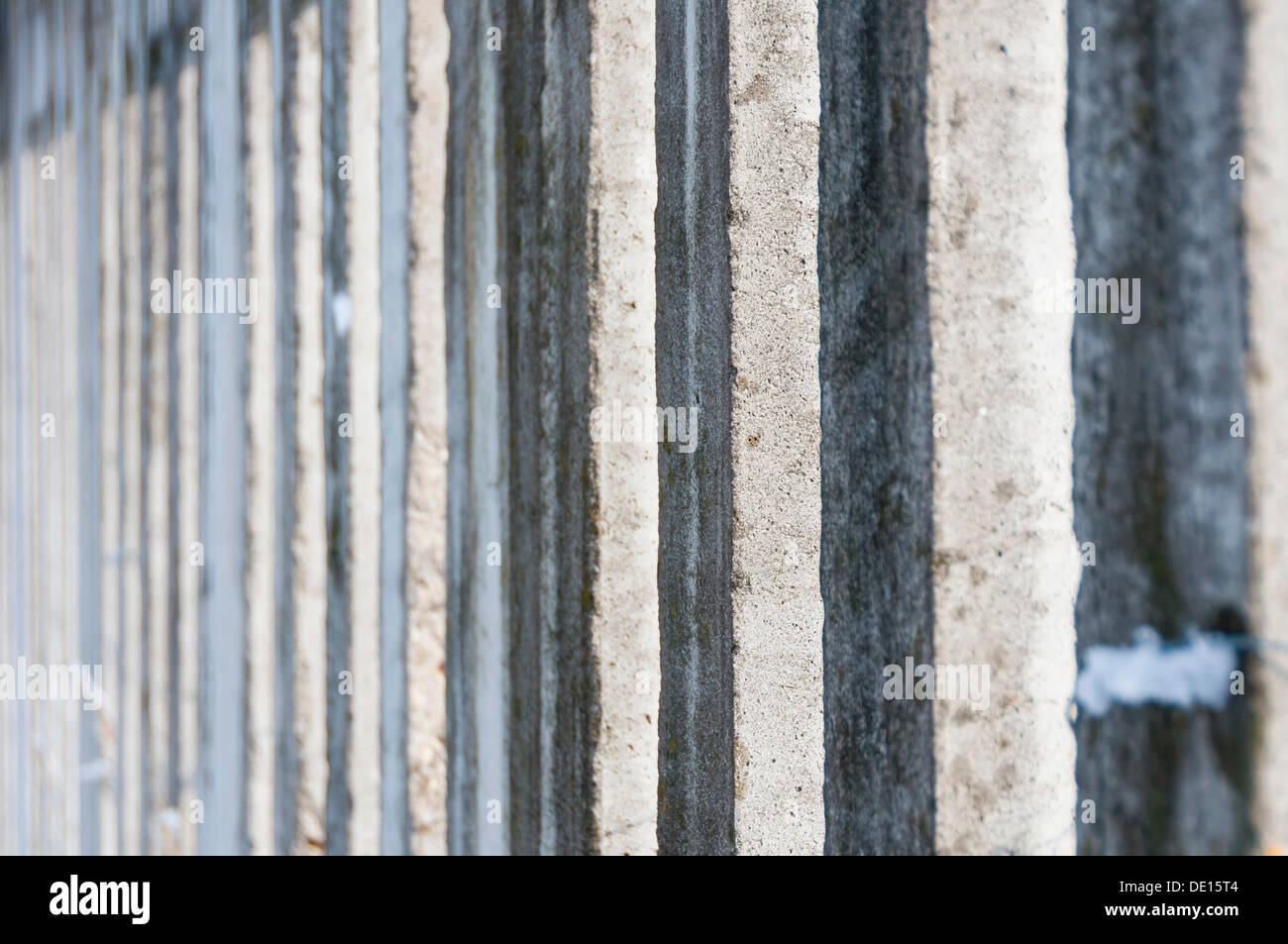 Colonne di cemento, dettaglio Startbahn West, Flughafen Frankfurt, Hesse, Germania Foto Stock
