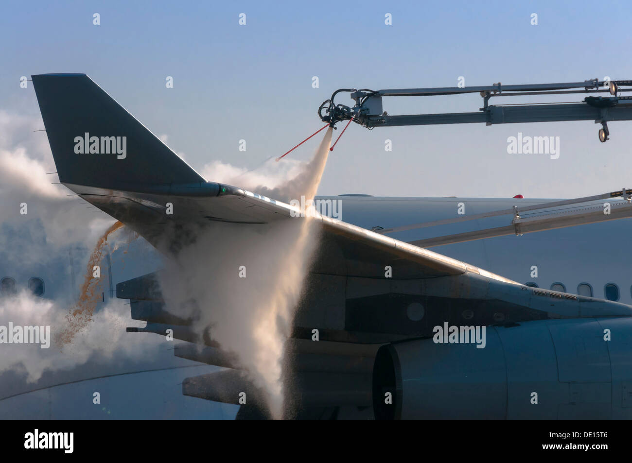 Ala e aletta di un Airbus A340 di compagnie aeree Lufthansa durante lo sbrinamento all'aeroporto di Francoforte, Startbahn West Flughafen Foto Stock