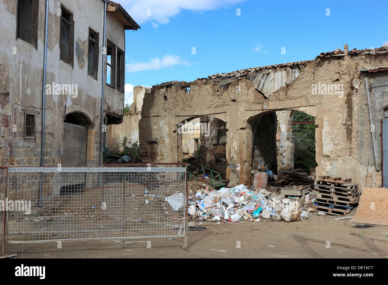 Cipro, Nicosia, Lefkosia, vecchio rudere, border, frontiera, la partizione sulla linea verde, Green Lane, al confine turco distric Foto Stock