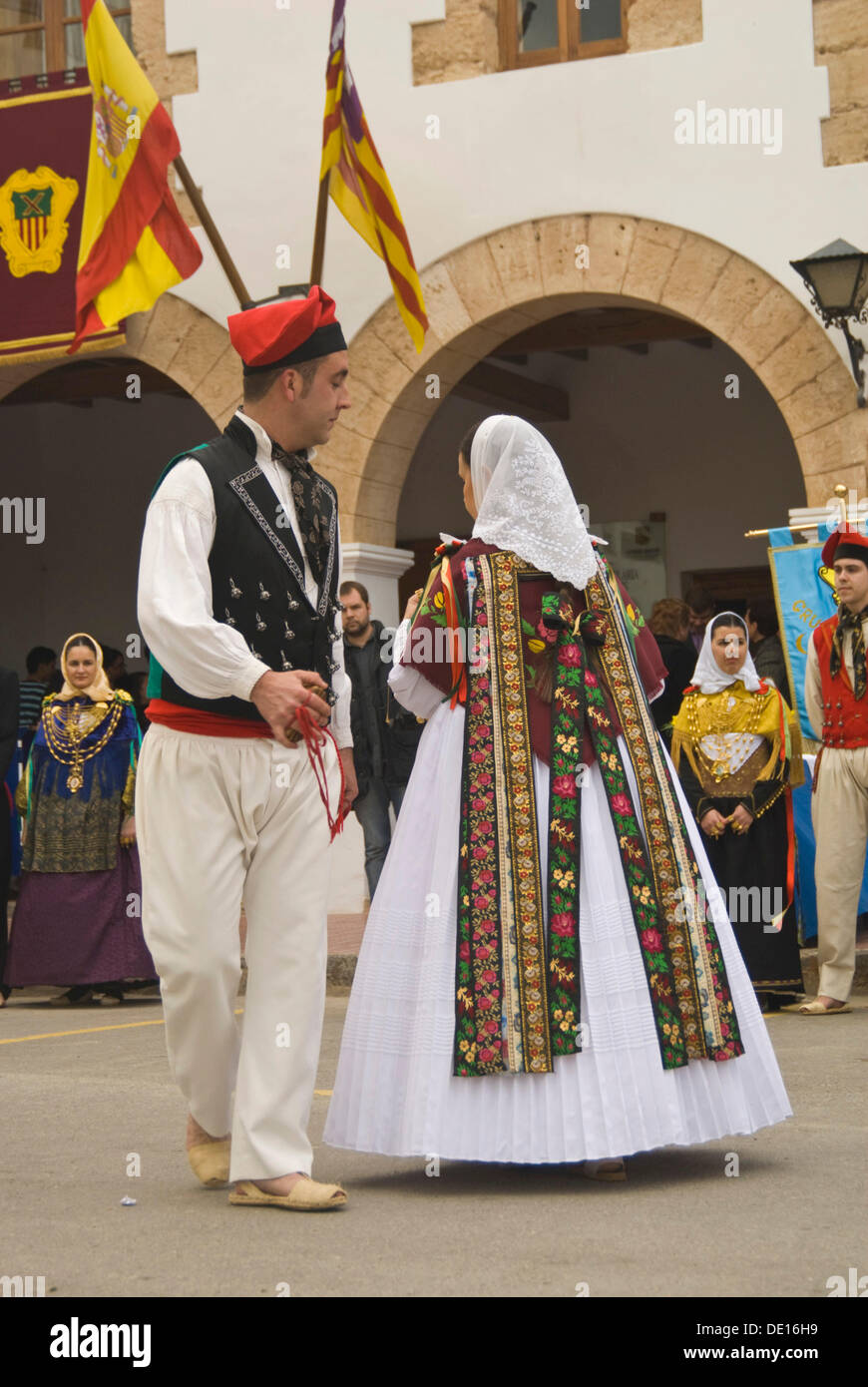 Matura in costume tradizionale di eseguire la danza del folklore, Ibiza, Spagna, Europa Foto Stock