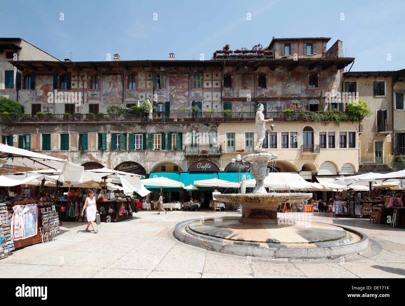 Case dei Mazzanti con una facciata affrescata, fontana di Madonna Verona in primo piano, Piazza delle Erbe, Verona, Veneto, Italia Foto Stock