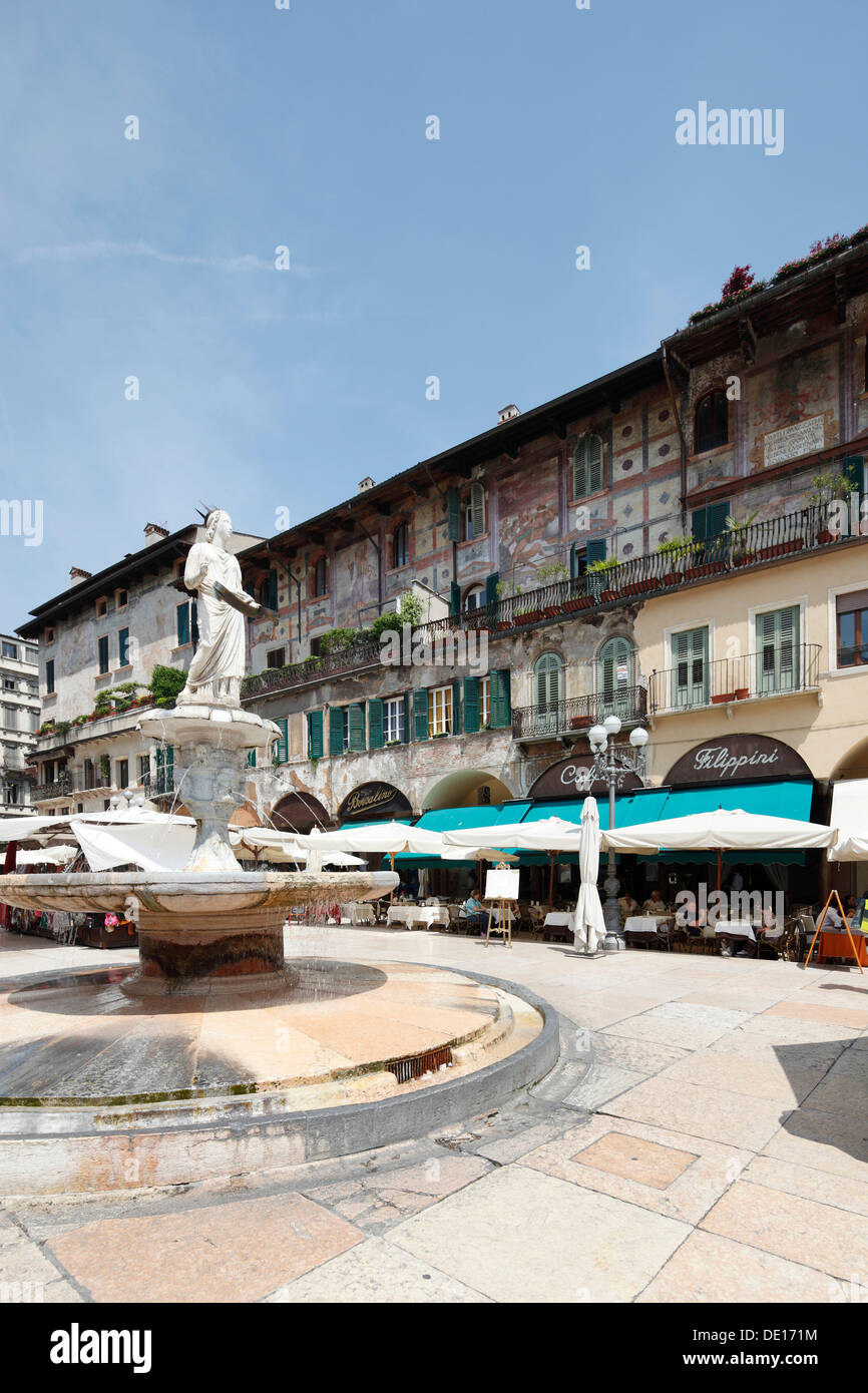 Case dei Mazzanti con una facciata affrescata, fontana di Madonna Verona in primo piano, Piazza delle Erbe, Verona, Veneto, Italia Foto Stock