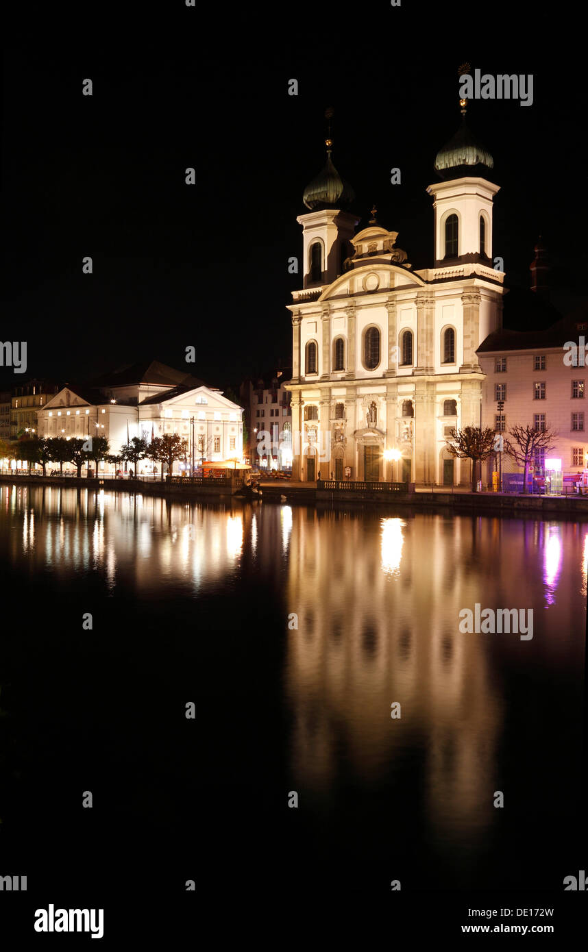 Jesuitenkirche chiesa sul fiume Reuss, Lucerna, Svizzera, Europa Foto Stock