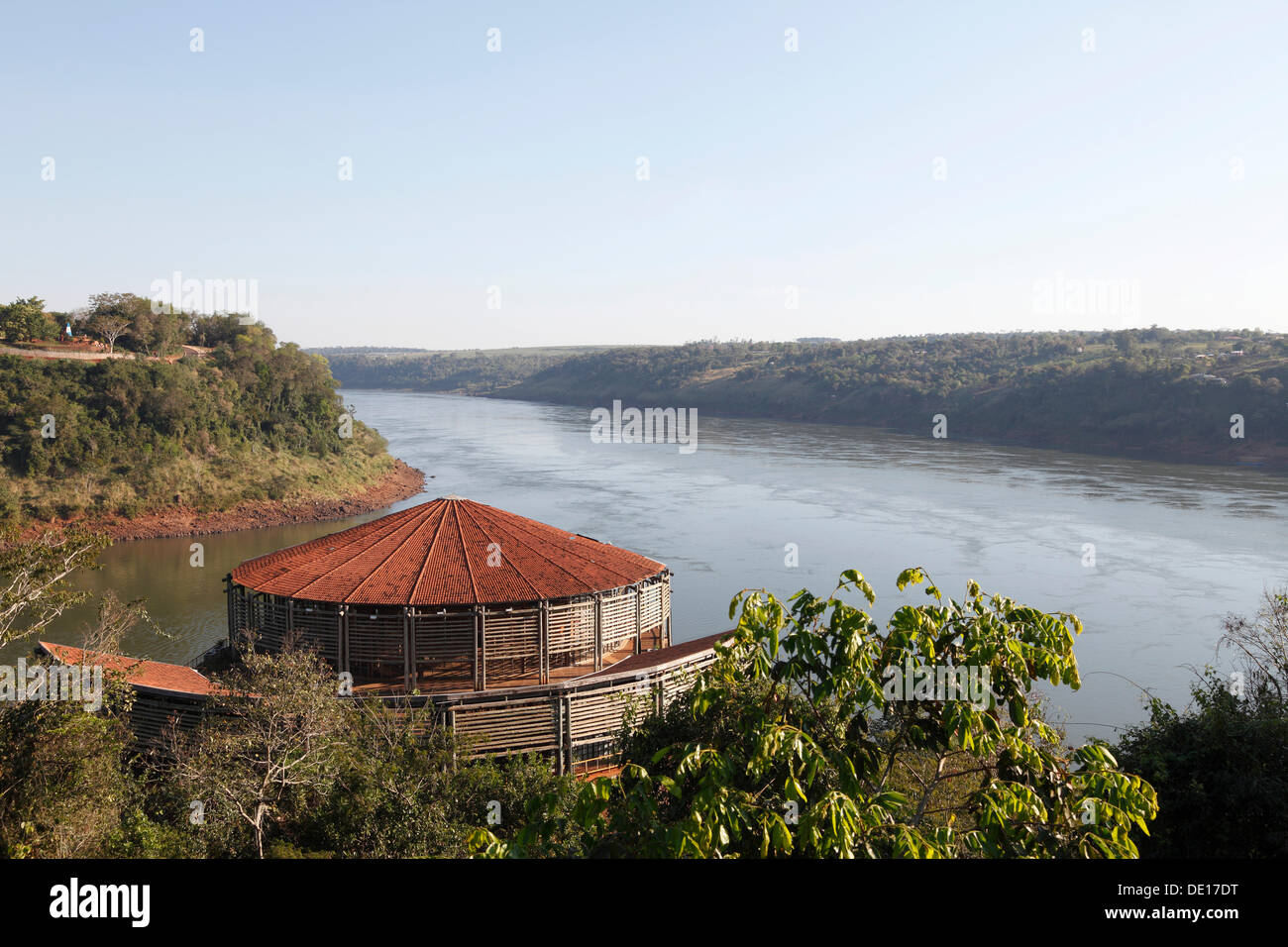 Confluenza del Iguazú o Iguaçu Fiume con il fiume Paraná sul triangolo di confine di Argentina, Brasile e Paraguay Foto Stock