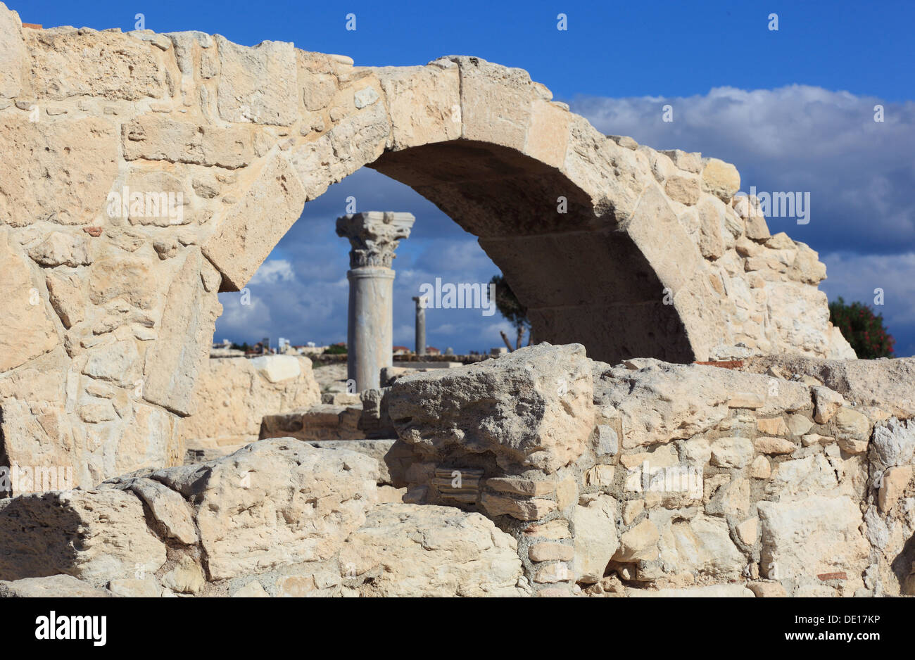 Cipro, Kourion, assiro Ku-ri-ho, antica greca, latina, curio, storico antico sito archeologico, ruderi, arco in pietra Foto Stock