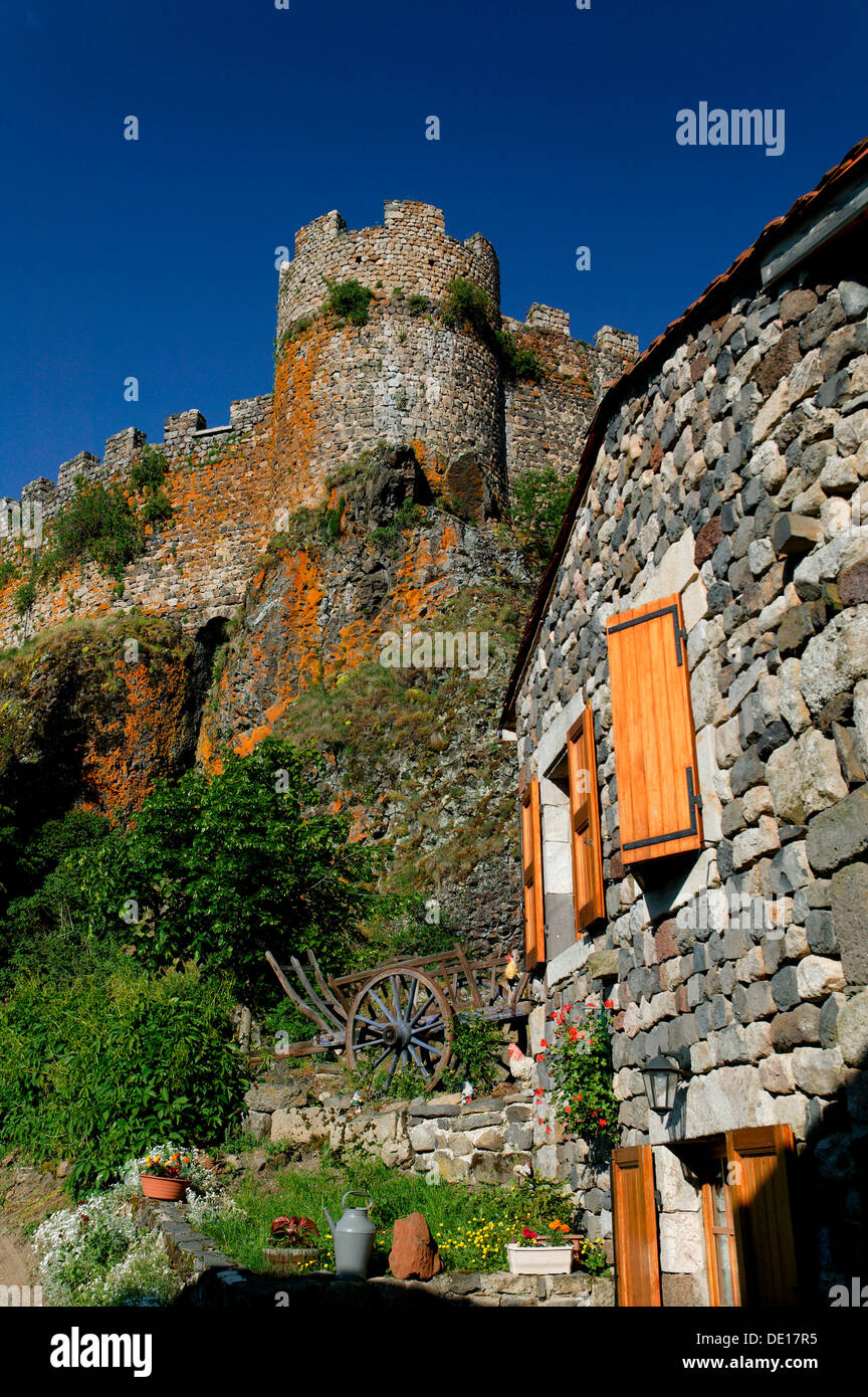 Castello e cappella sulla roccia di basalto, Arlempdes, etichettati Les Plus Beaux Villages de France, i più bei villaggi di Francia Foto Stock